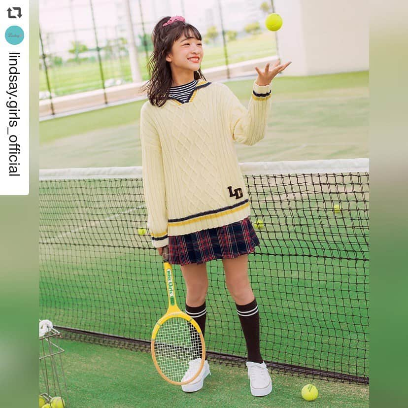 girls fesさんのインスタグラム写真 - (girls fesInstagram)「#repost @lindsay.girls_official  これからのシーズンにぴったりな ニットを使ったスタイリングをご紹介🎀 . カジュアル派にオススメなのが、 スクールMIX  STYLE📙✏️ ゆったりシルエットのニットにショート丈のボトムスを合わせると、バランスよくまとまるよ❤️ チェック柄を合わせたスタイリングはGirly派のコにオススメ🎀 . ☑︎#セーラー#ニット プルオーバー ￥7,900＋tax ☑︎#ハイネック#Tシャツ ￥4,900＋tax ☑︎#チェック柄#スカパン ￥7,900＋tax ☑︎#ハイソックス ￥1,600＋tax ☑︎#スニーカー ￥8,900＋tax . Lindsayお店が近くにない方は﻿﻿﻿﻿ webサイトよりお買いものいただけます🛍﻿﻿﻿﻿ 「ナルミヤオンライン」または﻿﻿﻿﻿ 「ZOZOTOWN Lindsay」で検索👉🖥📱﻿﻿﻿ ﻿ ﻿ #Lindsay #リンジィ #narumiyaonline #ナルミヤオンライン #zozotown #lindsay#リンジィ#autumn #collection #19AW#19秋冬#19Autumn#19winter #js #jc #junior #juniorfashion﻿ #中山あやか #イメージモデル #イメモ #ニコプチモデル」10月12日 10時45分 - girlsfes_official