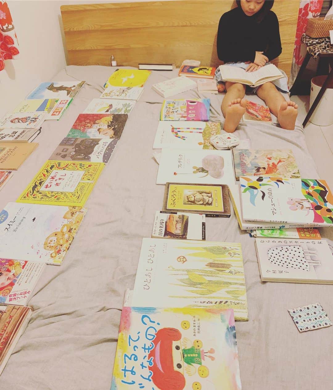 五月女ケイ子のインスタグラム：「文化祭が延期になってしまったので、備えをして、はる図書館を開催中。」