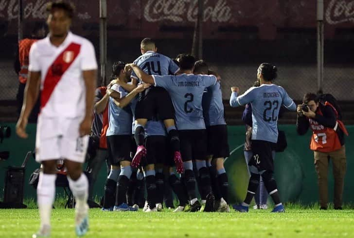 ルーカス・トレイラさんのインスタグラム写真 - (ルーカス・トレイラInstagram)「Siempre es importante ganar y tener buenas sensaciones. A seguir creciendo banda ⚽️💪🏻 .  Gracias pueblo uruguayo por el cariño de siempre 🇺🇾❤️👏🏻 .  #VamosLaCeleste #elequipoquenosune #LT14 .」10月12日 10時59分 - ltorreira34