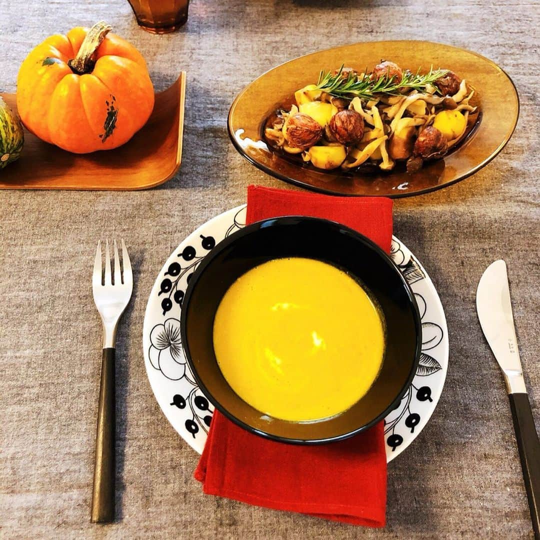 森下紀子さんのインスタグラム写真 - (森下紀子Instagram)「. @minopan みのり先生のオーガニックパン教室へ。  今回は手作りの和栗ペーストを贅沢に使ったマロンブレット🌰💕 . 渋皮ごと素揚げした栗が 衝撃の美味しさのきのこと栗のソテーと ベジかぼちゃスープまで、 秋の恵みを沢山いただき 幸せ一杯でした♡ . 台風近付いていますが、 被害が大きくなりませんように🙏 . #raveパン教室 #栗づくし」10月12日 11時11分 - noriko_morishita_