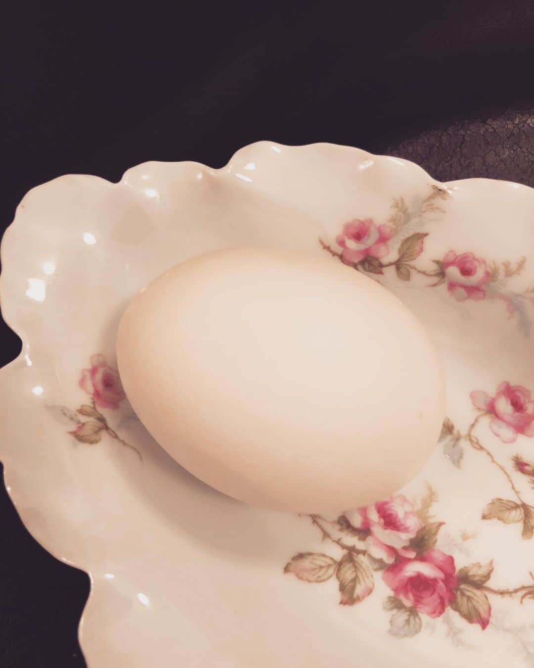 堤信子さんのインスタグラム写真 - (堤信子Instagram)「先日、某大手企業の社長さんと会食をした時、その社長さんから教わった茹で卵の作り方。 お鍋のお湯が沸騰して、生卵を入れ、7分45秒で冷水。最高に美味しい半熟茹で卵ができました！ 今日は台風に備えて自宅で過ごしますが、パソコン仕事ばかりじゃ疲れるので、キッチンで小さなお楽しみも！ #堤信子 #美味しい半熟」10月12日 11時22分 - nobnob1111