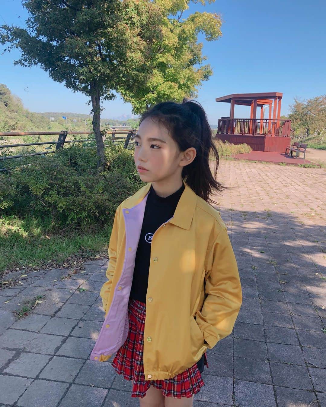 ウンチェのインスタグラム：「날씨 #너모#좋아 ♥️ . . . #주말#토요일#일상 #ootd#odgkids #키즈모델#이은채」
