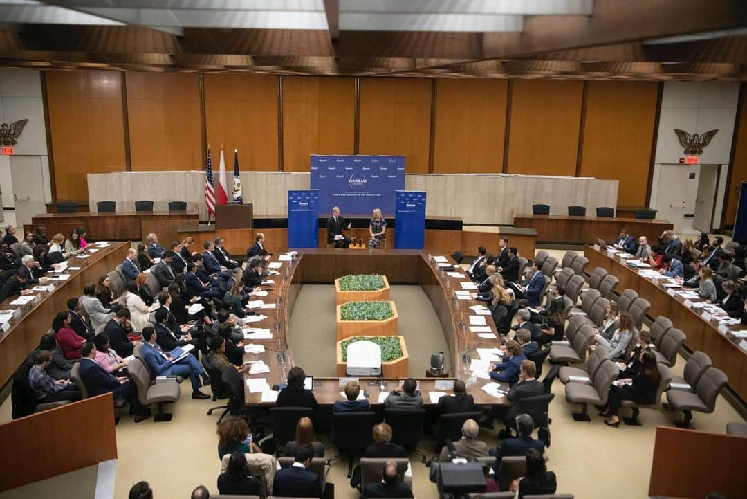 イヴァンカ・トランプさんのインスタグラム写真 - (イヴァンカ・トランプInstagram)「Women are absolutely critical to the National Security of a Nation & need to be brought to the negotiating table during peace talks. Great being at the @statedept addressing the #WarsawProcess today with Brian Hook on #WGDP and #WPS.」10月12日 11時25分 - ivankatrump