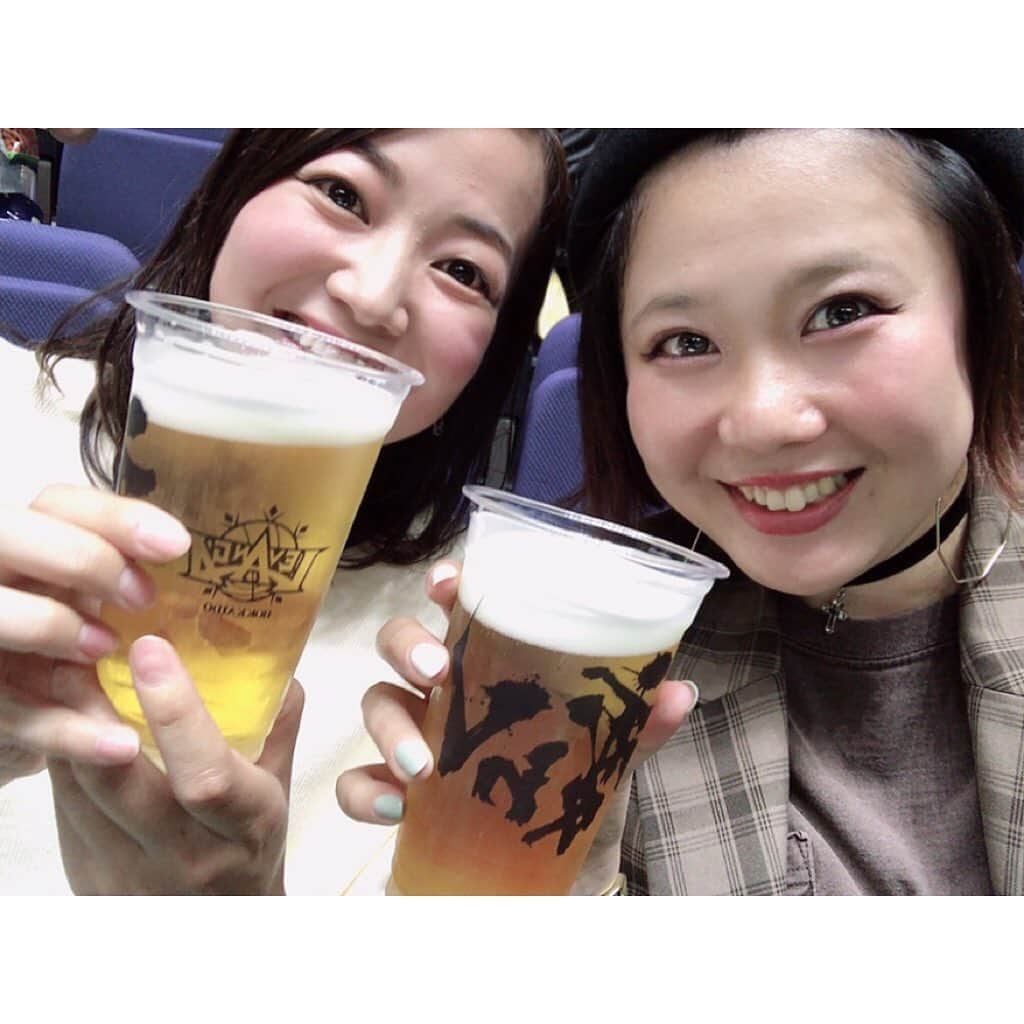 林唯衣さんのインスタグラム写真 - (林唯衣Instagram)「開幕3連勝ー！ヒュー！嬉しいー！ヤッホー！ちほちゃんとレバンガ北海道の試合観戦へ！キングが急遽我々2人で遊ぶ時間を作ってくれたので(うちにまで迎えにまで来てくれるという優しさ付き)独身時代みたい〜！とぴょんぴょん羽を伸ばせる事に。ちほちゃんの子育てを労うかの如くビール半額DAY！ずっとのんで食べて喋り倒して笑い倒してたらあっという間に試合が終わってしまった。ははは。帰りはせっかくだから！と掲示されてるキング巡り。「家に帰ればいるのにね」と大笑いしていたちほちゃんのお酒と焼鳥としめにお茶漬け食べたい願望もしっかり叶えて解散した陽気な金曜日となりました☺️🏀🍺⚾️ #愉快な家族写真シリーズ」10月12日 11時41分 - yui__hayashi