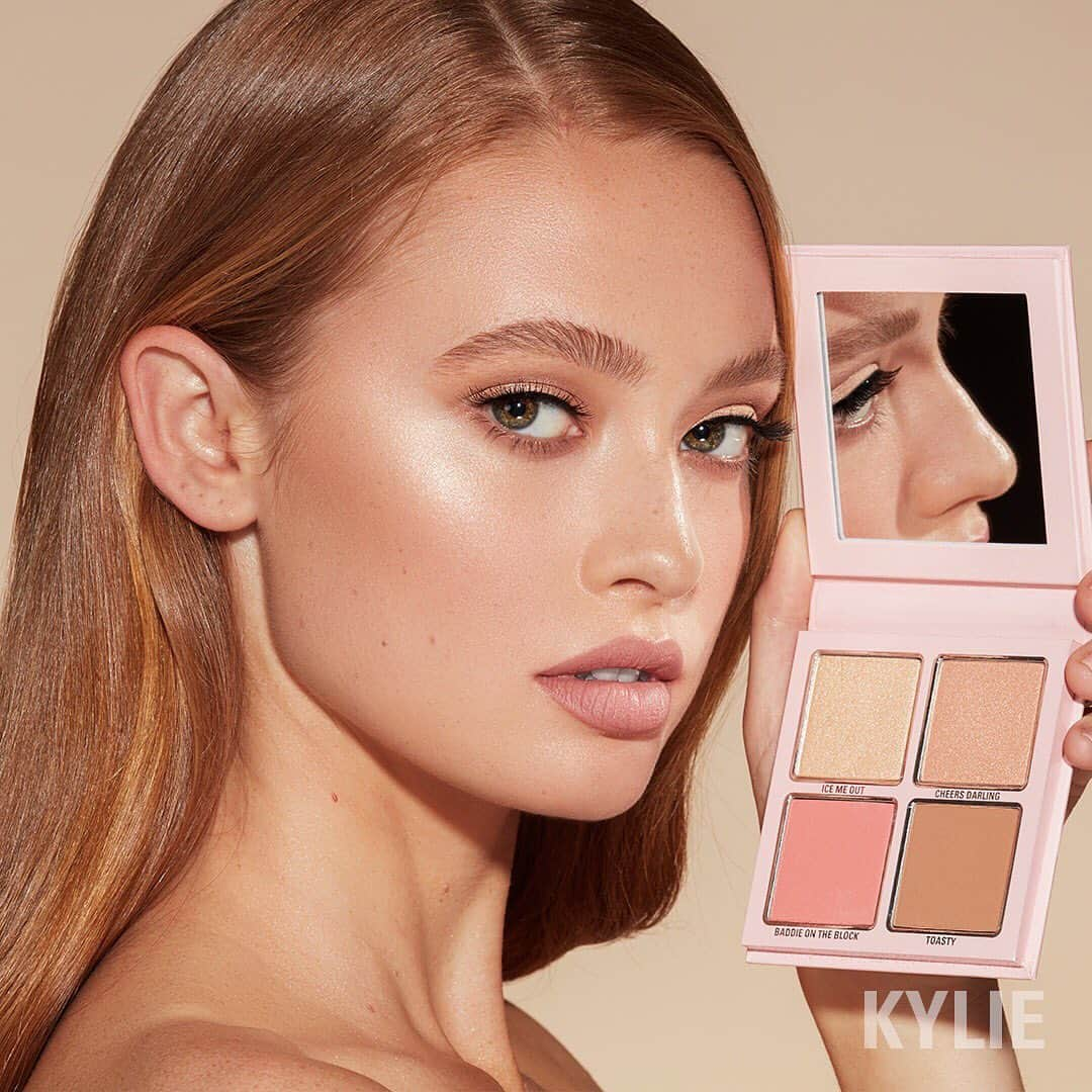 Kylie Cosmeticsさんのインスタグラム写真 - (Kylie CosmeticsInstagram)「the perfect face palette ✨ includes our best selling shades Baddie On The Block blush, Toasty bronzer, Ice Me Out and Cheers Darling Kylighters! On the lips: Bare velvet from the holiday try it kit 💋 Available only in @ultabeauty stores and on Ulta.com 10/13 💗 #UltaHoliday」10月12日 11時42分 - kyliecosmetics