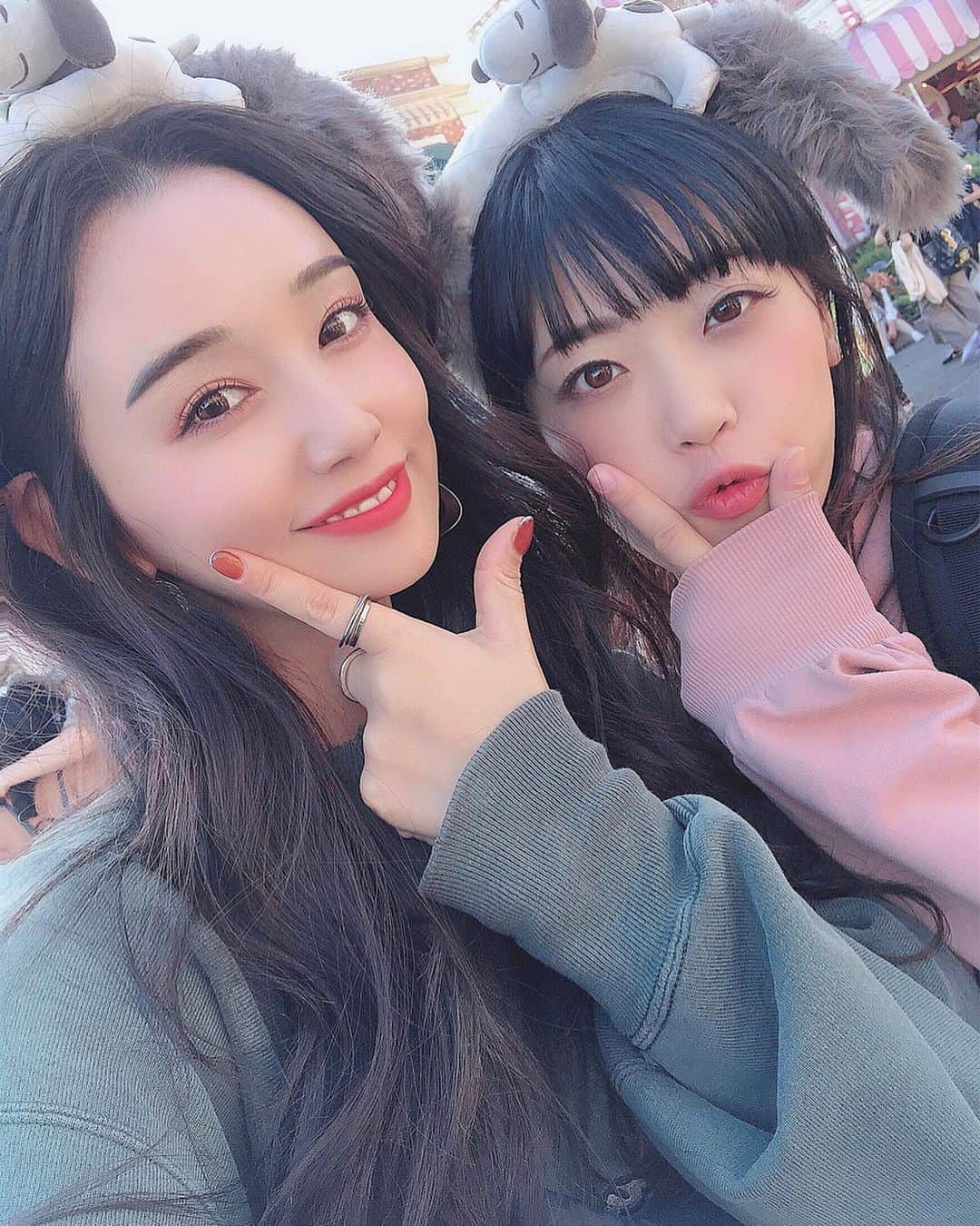 のインスタグラム：「西と🦖🌍、東の🐭🏰 ２大テーマパークも今日は休園みたいですね。 #USJ #ディズニーランド  #ディズニーシー . . 台風19号🌪。 本当にこわい。 皆さん、出来る限りの備えをして 安全な所で過ごしてくださいね😣！ . . 気づいてくれた方もいたので、 new #ヘアカラー 載せておきます💇🏻‍♀️💈 あいも変わらず宇都宮氏にお任せの #暗髪 👩🏻✨ #Natu. #南堀江 . . あの水素トリートメントの数日後に行ったけど、 髪の綺麗さに我が担当の宇都宮氏も 「コレはヤバいな！櫛通り全然ちゃう😳！」と かなりカラー剤が塗りやすそうでした🎨💆🏻‍♀️ #カラー持ちも良くなるそう #一石二鳥 いつも綺麗なカラーをありがとうございます🙇🏻‍♀️♡ . . . ※ 2018年9月30日の投稿に、 実際に #台風 で #停電 した時の 【台風・停電対策】を書いてるので、 参考になるかわからないですが 必要な時は見てください⚠️ . . . . #universalstudiosjapan #ユニバ  #Halloween #ハロウィン #ユニバーサルスタジオジャパン #ユニバコーデ  #snoopy #ヘアサロン #ヘアスタイル #ロングヘア #haircolor #hair #hairstyle #longhair #오사카 #유니버설스튜디오재팬 #유니버셜스튜디오재팬 #일본 #🇯🇵」