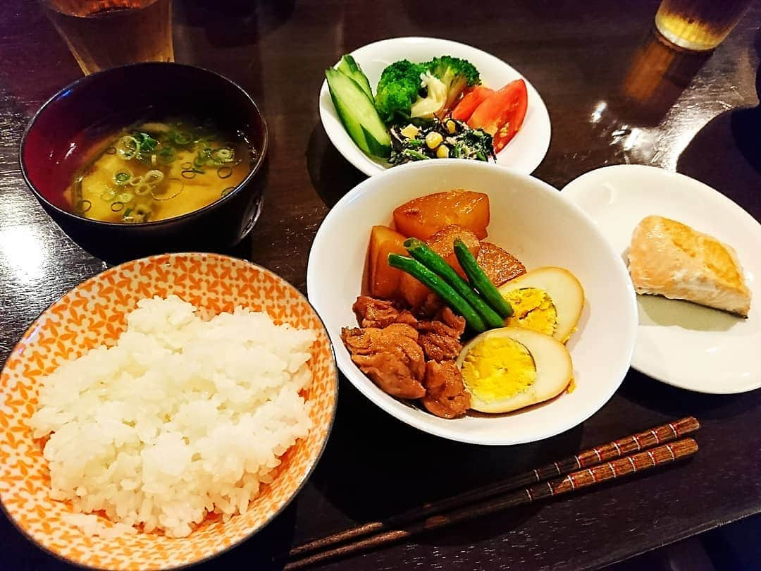 阪本麻美さんのインスタグラム写真 - (阪本麻美Instagram)「昨日の晩御飯は和食!! お肉もお魚も野菜もしっかり食べて栄養つけないとね♪  皆さん、台風は大丈夫でしょうか？ 関西のほうも昨日から風がきつく、なかなか寝付けませんでした(>_<) お仕事などでお外に出ないといけない方もいると思いますが、外出される方は気を付けてください。  今日はなるべくお家でゆっくりしてください！！ #晩御飯  #昨日の晩御飯  #和食  #自炊 #お肉  #お魚  #野菜  #しっかり食べて  #しっかり栄養補給  #台風  #風きつい  #寝不足  #外出は気を付けて #お家でゆっくり  #過ごしてね」10月12日 11時45分 - mamichin0906