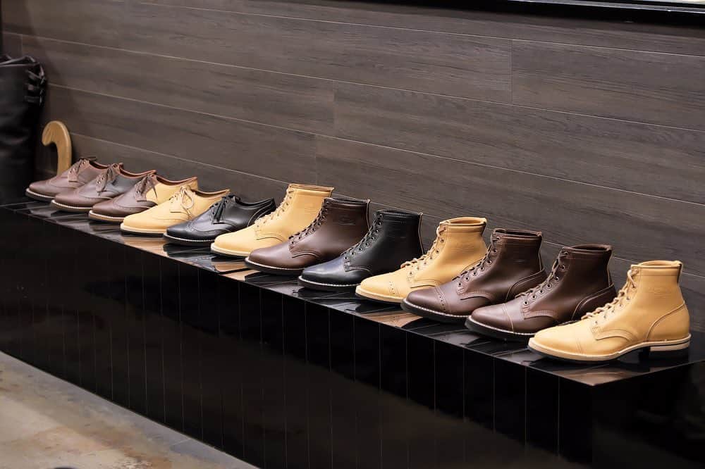 のインスタグラム：「. 《展示受注会開催のお知らせ！》 WESCO JAPAN大阪店では、本日より"Shoemaker Family Collection"の展示受注会を行っております。期間中は全てのサンプルブーツをご覧頂けるほか、ご試着も可能ですのでご来店の上お確かめください。 . Shoemaker Family Collection受注会日程 WESCO JAPAN大阪…10月12日(土)〜16日(水) WESCO恵比寿…10月19日(土)〜21日(月) WESCO世田谷…10月26日(土)〜28日(月) ※受注期間は2019年10月31日（日）までとなっております。 #wesco  #ロバートウイリアム #ヘンドリック #ヨハネス #HorsehideLeather #NaturalEssexLeather #LimitedModel #wesco #wescoboots #since1918 #oregon #scappoose #madeinusa🇺🇸 #wescojapan #wescoebisu #wescosetagaya #wescokanazawa」