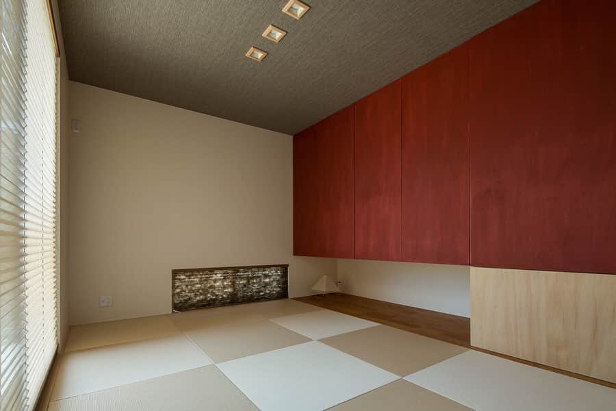 ルポハウス一級建築士事務所さんのインスタグラム写真 - (ルポハウス一級建築士事務所Instagram)「・ ・ ・ 収納扉にノルディックレッドを使った、モダンな和室。 ・ 織物調の天井と白茶色の畳が柔らかく調和して、印象深い空間になりました。 ・ ・ ・ 𓐌𓐌𓐌𓐌𓐌𓐌𓐌𓐌𓐌𓐌𓐌𓐌𓐌𓐌𓐌𓐌𓐌𓐌  ルポハウスの施工事例はこちらまで☞ @reposhouse  𓐌𓐌𓐌𓐌𓐌𓐌𓐌𓐌𓐌𓐌𓐌𓐌𓐌𓐌𓐌𓐌𓐌𓐌 #ルポハウス は#ちょっとかっこいい家 を"友人のために" という思いでつくっています。 一生に一度の#マイホーム。 「あなたにしかできない」×「ルポハウスだからできる」で、 私たちだけの#家づくり を思いっきり楽しんでみませんか？！ ・ ・ ・ #住宅 #注文住宅 #新築一戸建て #デザイナーズ住宅  #一級建築士事務所 #設計事務所 #滋賀県大津市 #滋賀県草津市 #滋賀県栗東市 #滋賀県近江八幡市 #和室インテリア #モダン和室 #和室収納 #縁なし畳#和モダンインテリア #ノルディックレッド #サンゲツクロス #ダイケン畳 #白茶色 #地窓和室」10月12日 12時01分 - reposhouse