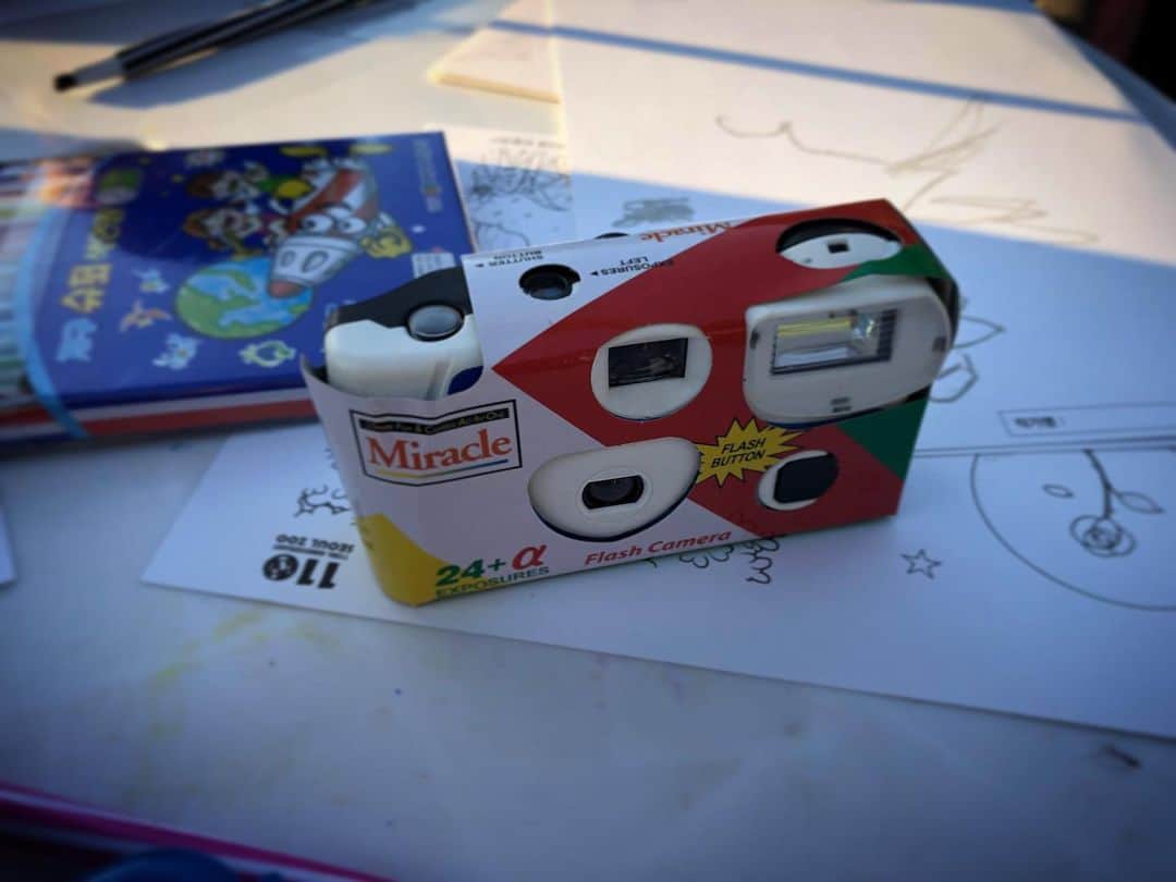 シム・ジホさんのインスタグラム写真 - (シム・ジホInstagram)「. 아이들과 동물원 나들이~🐆. 혼자서 둘은 쉽지 않구나 ㅋㅋ 그럼에도 또 하나의 행복 만들기 완성~  이 날은 추억의 일회용카메라로 아이들을 담아보았다~📸 . .  #아이들과나들이 #가을소풍 #동물원 #서울대공원 #나들이엔웨건#pompolarr #pompolarrwagon」10月12日 12時03分 - pickybonbon