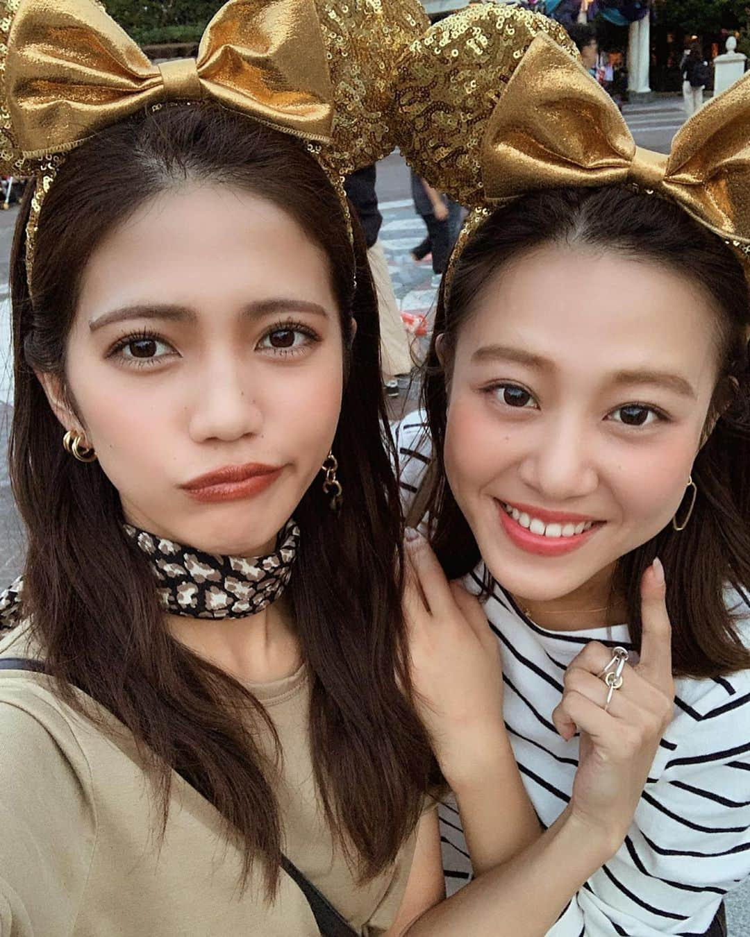 Marika Kajiwaraさんのインスタグラム写真 - (Marika KajiwaraInstagram)「まりかな旅行 夢の国編🏰♥️ ＊ とっても楽しかったディズニー旅行♡ 全部のタイミングが上手くいって 乗り物めちゃくちゃ乗れるし ショーは最前列当たるしで、 夢の国はやっぱり夢の国だった🥺🧡 ＊ また行こうね♥︎◟⌣̈⃝◞♥︎ ＊ ＊ 今日は台風が来てますね。 今まだ私も東京にいてとても不安なので 食べ物やお水の確保しっかりして お家に引きこもります← ＊ もしかしたらお仕事など どうしてもって方もいるかもしれませんが 本当に安全第一にして下さい！ どうか皆が無事に過ごせますように🙇🏻‍♂️ ＊ ＊ ＊ #ディズニー #ディズニーシー #夢の国 #ディズニーコーデ #ミニーカチューシャ #like #marika_trip #instagood」10月12日 12時13分 - marika__kw