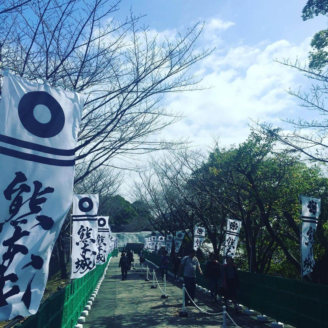 Man With A Missionさんのインスタグラム写真 - (Man With A MissionInstagram)「Kumamoto Castle. Still fixing it. Keep up and hang on Kumamoto!  熊本城。 マダ修復中デスナ。 頑張レ熊本！  #kumamoto #kumamotocastle」10月12日 12時14分 - mwamofficial