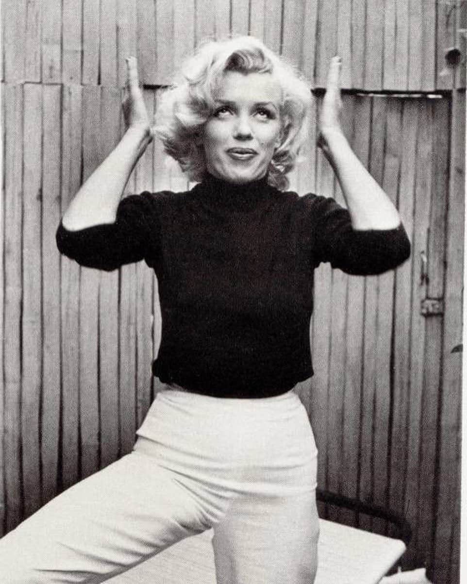 マリリン・モンローさんのインスタグラム写真 - (マリリン・モンローInstagram)「Follow @welovemarilyn for posts of Marilyn. Marilyn Monroe photographed by Alfred Eisenstaedt, 1953. Swipe to the last pic for a surprise 😄 lol she was so cute!!😍♥️」10月12日 12時08分 - welovemarilyn