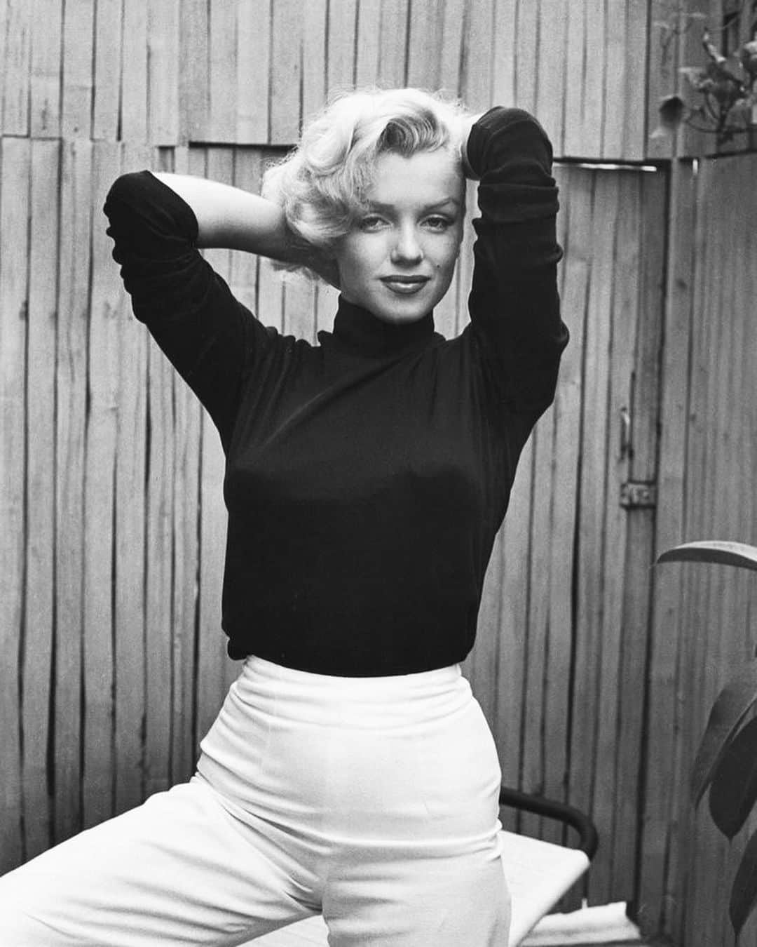 マリリン・モンローのインスタグラム：「Follow @welovemarilyn for posts of Marilyn. Marilyn Monroe photographed by Alfred Eisenstaedt, 1953. Swipe to the last pic for a surprise 😄 lol she was so cute!!😍♥️」