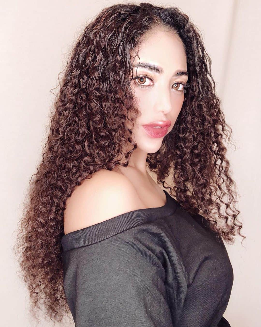 ユリサのインスタグラム：「I decided to go natural💛 #curlyhair」