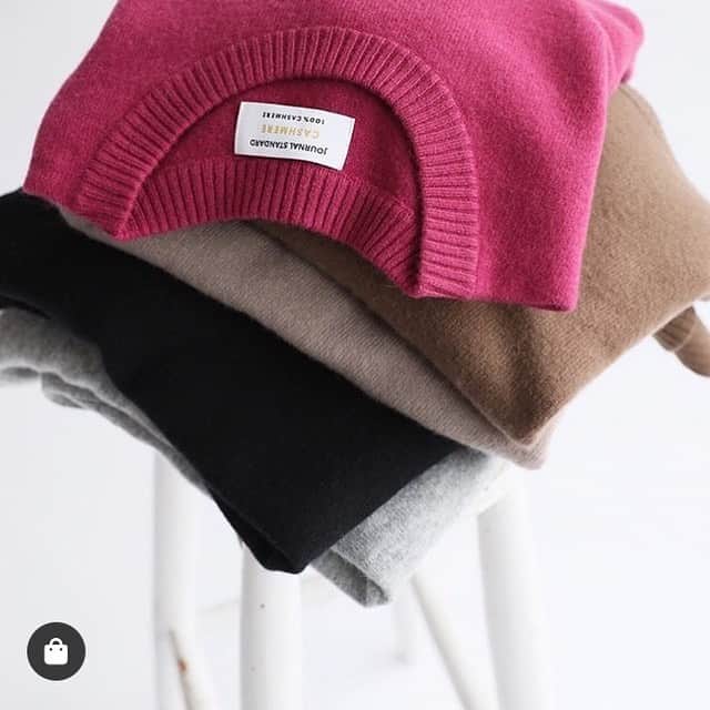 のインスタグラム：「<10.11(金)発売‼︎JOURNAL STANDARD>  knit ¥11,000+tax code:19080400100030  最高級品として世界に高く評価されているホワイトカシミヤ原料を使用したアイテム。滑らかで肌触りが良く、着心地の良さは抜群。  長めの袖丈と袖口のリブがポイントで、少し上げて袖をクシュッとさせて着ていただくと可愛い一枚。 裾は前上りのカーブを付けて着丈に前後差をつけているので、幅広いボトムとあわせていただける優秀なニットです。  #journalstandard  #baycrews #ladies #womenswear #fashion」