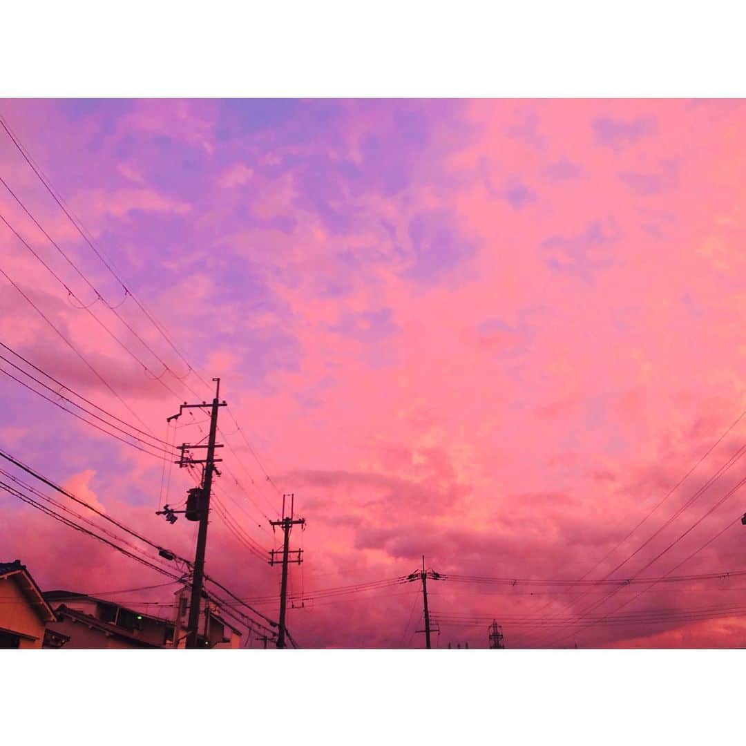のインスタグラム：「昨日、家から見影響た夕焼け。 マッピンク！！！ 今日は全国的に台風の影響が大きそうなので皆さんくれぐれも気をつけて下さいね🌀」