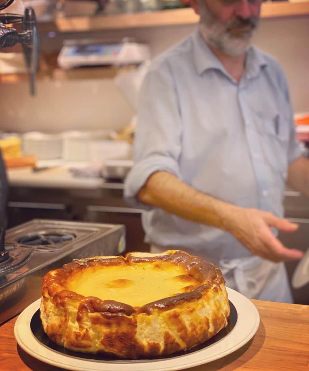 白澤貴子さんのインスタグラム写真 - (白澤貴子Instagram)「went to San sebastian to eat these cheesecakes😋  今回の滞在で頑張った自分へのご褒美という言い訳のもと、このケーキを食べに、知的さと洗練された下町感が大好きなサンセバスチャンへ♡  日本でもバスクチーズケーキは流行っているけれど、この味はやっぱりここ、ラヴィーニャでしか食べられない！  正直、有名なタパスはこの地での気分を高める前菜で、これが私にとってのメイン！  スイーツは普段あまり食べないのに、ワインと共にまさかの2切れオーダー😂  #白澤とバスク #サンセバスチャン #sansebastian」10月12日 12時51分 - takakoshirasawa