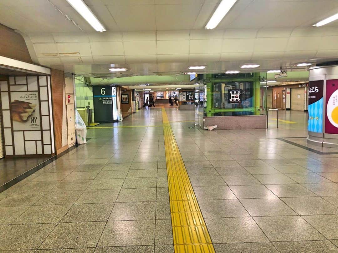 中曽根 康隆さんのインスタグラム写真 - (中曽根 康隆Instagram)「運休前の最終電車で地元戻ります。普段は人でごった返している東京駅もガラガラ。皆さん、外出は控えて台風に備えましょう。#台風19号」10月12日 12時52分 - yasutaka_nakasone