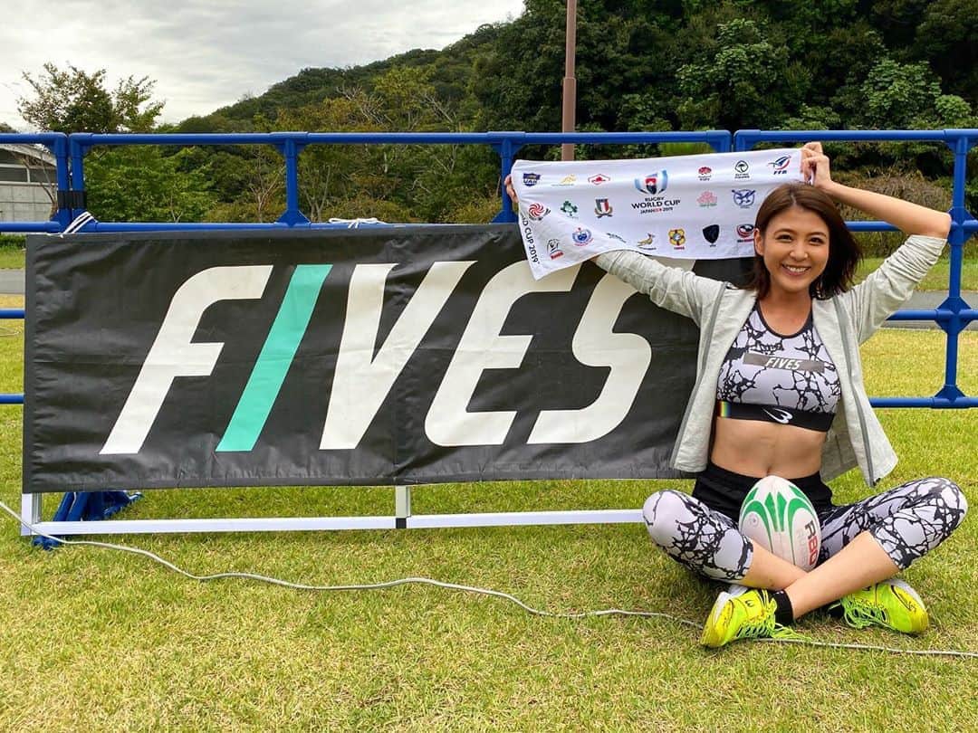 源崎トモエのインスタグラム：「昨日は静岡の エコパスタジアムのファンゾーンにて FIVESのイベントをさせてもらいました☺️ ユニフォームも新しく出来て 私達も気合十分だったんですが、、あいにくの天気で、、😢 足元の悪い中皆様ありがとうございました！ でもとても楽しかったです！  日本の勢いは止まらない！まだまだ盛り上がっていきましょう😆✨ . #fivesタグラグビー #タグラグビー #ラグビーワールドカップ2019  #ラグビー #エコパスタジアム #bodymaker #ユニフォーム #台風気をつけてね」