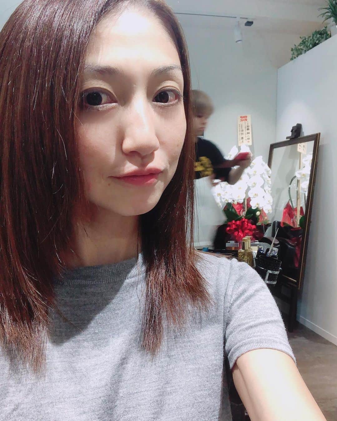 中川愛海さんのインスタグラム写真 - (中川愛海Instagram)「@jir.nobujiro  生まれ変わったjir行ってきた！ のぶおめでとう🎈 かれこれ10年来の付き合いののぶ。毎回行くたびに私に結婚しろと言ってくれるむしろお母さんみたいwいつも私の髪をツルツルサラサラにしてくれありがとう😊 相変わらずの速さで私は助かってます！新店も落ち着く！ @ami_nakagawa_  @jir.nobujiro  #中川愛海 #jir #サロン #ヘアメイク #カリスマ美容師 #外苑前」10月12日 12時59分 - ami_nakagawa_