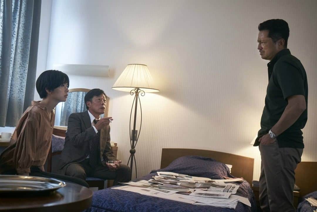 WOWOW「プラージュ」さんのインスタグラム写真 - (WOWOW「プラージュ」Instagram)「. 第二話は、10/12（土）よる10時！ . 「金庫の謎」の口封じのために取材相手が殺されたのではと疑念を深める酒井（池内博之）。後輩の大畑（佐久間由衣）と捜査一課刑事・柴田（光石研）とともに調査を進める中、ある人物の名前が浮かび上がる。一方、松岡（玉山鉄二）は近藤官房長官（小林薫）から子育て支援の政策記者に指名される。子どもを持つ身として人ごとではない重役に気合いが入る反面、近藤の本心が分からず困惑していた。その裏で政治部長・阿久津（陣内孝則）と近藤はつながっていて……。 . ドラマの詳細は、プロフィールのURLから「連続ドラマW　トップリーグ」をチェック📌 . #玉山鉄二 #池内博之 #佐久間由衣 #光石研 #長谷川朝晴 #橋本マナミ #黒羽麻璃央 #中村映里子 #野間口徹 #佐野史郎 #小雪 #陣内孝則 #小林薫 #相場英雄 #トップリーグ #政治サスペンス #毎週土曜夜10時 #WOWOW #オリジナルドラマ #連続ドラマW #ドラマW #ドラマ」10月12日 13時00分 - wowowofficial