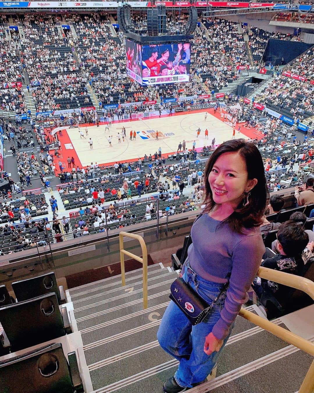 長嶺菜菜子のインスタグラム：「. 日本でNBAが見れるなんて🏀⛹️‍♀️﻿ @raptors VS @houstonrockets ﻿  ヒューストンロケッツの @jharden13  ジェームズハーデンのプレーかっこよすぎ ﻿ めちゃくちゃ楽しかった😍🙏﻿ ﻿ ﻿ 迫力満点💯﻿ パフォーマンスも最高🙌﻿ ﻿ ﻿ 上手い人のプレーを見て﻿ イメトレしたからバスケうまくなった気がしてる👈🏽﻿ ﻿ ﻿ 一応バスケ部だったよわしゃ⛹️‍♀️﻿ ﻿ ﻿ 153センチのちびガードフォワード﻿ 気持ちだけは強気﻿ 取れないくせにリバウンド取りに行こうとするやつ﻿ ﻿ ﻿ ﻿ ☆----------------------------------------------☆﻿ #沖縄人 #うちなんちゅ﻿ #八重歯 #でこっぱち﻿ #バスケ女子 ﻿ #153センチのちびガードフォワード﻿ #バスケットボール﻿ #NBAバスケ﻿ #NBA﻿ #NBAJapanGames﻿ #NBARakuten」