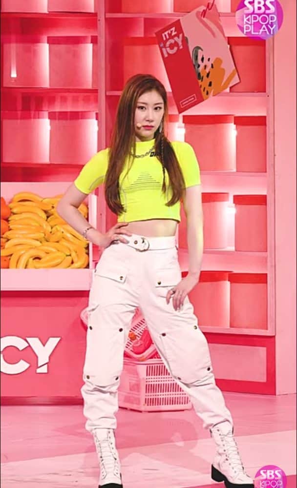 チェリョンのインスタグラム：「ICY but I'm on FIRE 🔥 – – © sbs」