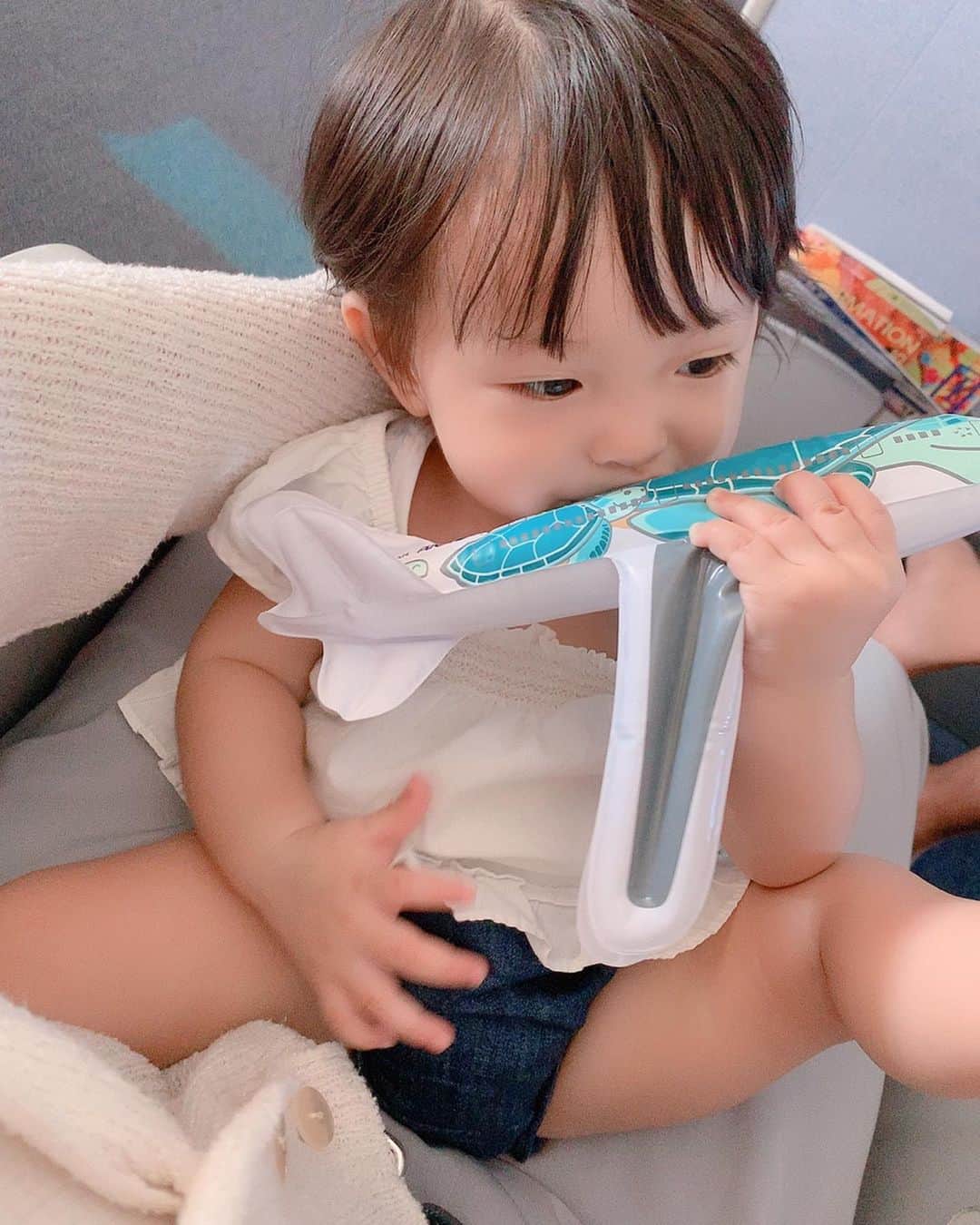 大知めぐみさんのインスタグラム写真 - (大知めぐみInstagram)「#沖縄旅行  #無事に帰宅 ✈️💨 . 昨日深夜に羽田に到着して、何やかんや2時前には帰宅出来ました💦 . 台風の影響で、飛行機飛べるのかも不安でしたが、遅延しつつも夜に沖縄を出発！ . 台風を避けるために遠回りで東京に来たけど、途中台風ゾーン通る時、飛行機めちゃくちゃ煽られて、上下左右に揺れまくって本当に怖かった😭💦 . でも、何回も｢揺れは飛行に影響ありません✨｣とアナウンスがあり、CAさんもずっと｢ふふ☺️✨｣って感じで安心感すごかった😭✨ プロの仕事感動しました😭✨ . 娘は、0歳にして3度目の飛行機旅行だった今回、行きも帰りもグズらずさすがでした👶🏻✨ . 行きは朝早い便で、最初は頂いたおもちゃで遊んだり、お膝の上で1人フルフラットシートしたりしてましたが(笑) 2時間くらい寝てくれて、9時に沖縄着いた時はご機嫌でパパに抱っこされ、沖縄旅行スタート出来ました🌺🌴🏖 . 帰りは、夜の便だったのであまりお昼寝させず、離陸前に授乳しながら寝て、そのまま着陸まで起きませんでした💪✨ 最後の写真が帰りで、そのまま離陸～着陸でした！娘よ、ありがとう🙏✨ . 帰宅して今日は、お家で台風対策してるけど、建設中の新居は大丈夫かと心配、、、😰😰😰 . . . . #赤ちゃんとお出かけ #赤ちゃんと旅行 #赤ちゃんと飛行機 #沖縄#飛行機#生後11ヶ月 #女の子ベビー #家族旅行 #新米ママ #新米ママと繋がりたい #ルカコ#赤ちゃん #赤ちゃんのいる生活 #11ヶ月 #11ヶ月ベビー #ana #女の子ママ #赤ちゃんと沖縄」10月12日 13時22分 - megmeg0715