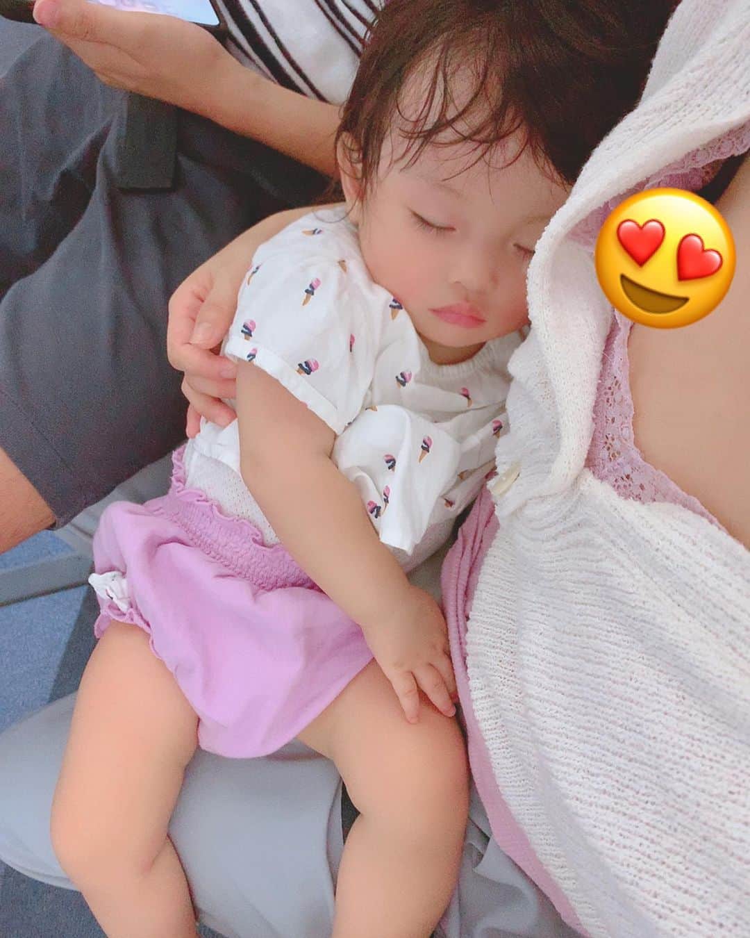 大知めぐみさんのインスタグラム写真 - (大知めぐみInstagram)「#沖縄旅行  #無事に帰宅 ✈️💨 . 昨日深夜に羽田に到着して、何やかんや2時前には帰宅出来ました💦 . 台風の影響で、飛行機飛べるのかも不安でしたが、遅延しつつも夜に沖縄を出発！ . 台風を避けるために遠回りで東京に来たけど、途中台風ゾーン通る時、飛行機めちゃくちゃ煽られて、上下左右に揺れまくって本当に怖かった😭💦 . でも、何回も｢揺れは飛行に影響ありません✨｣とアナウンスがあり、CAさんもずっと｢ふふ☺️✨｣って感じで安心感すごかった😭✨ プロの仕事感動しました😭✨ . 娘は、0歳にして3度目の飛行機旅行だった今回、行きも帰りもグズらずさすがでした👶🏻✨ . 行きは朝早い便で、最初は頂いたおもちゃで遊んだり、お膝の上で1人フルフラットシートしたりしてましたが(笑) 2時間くらい寝てくれて、9時に沖縄着いた時はご機嫌でパパに抱っこされ、沖縄旅行スタート出来ました🌺🌴🏖 . 帰りは、夜の便だったのであまりお昼寝させず、離陸前に授乳しながら寝て、そのまま着陸まで起きませんでした💪✨ 最後の写真が帰りで、そのまま離陸～着陸でした！娘よ、ありがとう🙏✨ . 帰宅して今日は、お家で台風対策してるけど、建設中の新居は大丈夫かと心配、、、😰😰😰 . . . . #赤ちゃんとお出かけ #赤ちゃんと旅行 #赤ちゃんと飛行機 #沖縄#飛行機#生後11ヶ月 #女の子ベビー #家族旅行 #新米ママ #新米ママと繋がりたい #ルカコ#赤ちゃん #赤ちゃんのいる生活 #11ヶ月 #11ヶ月ベビー #ana #女の子ママ #赤ちゃんと沖縄」10月12日 13時22分 - megmeg0715
