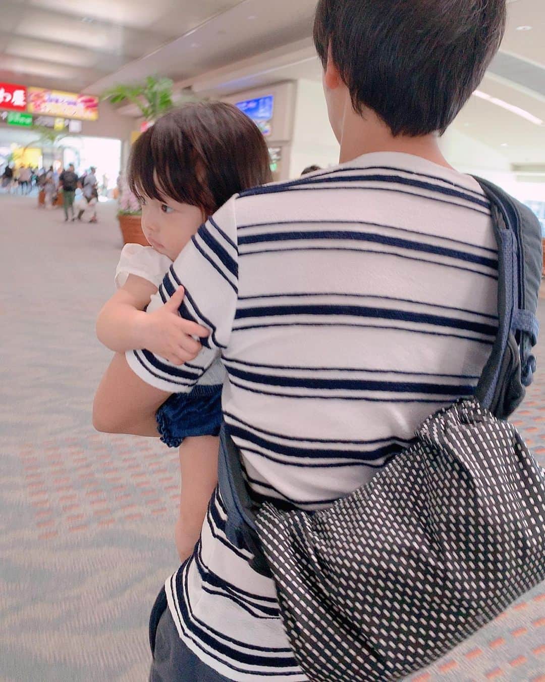 大知めぐみさんのインスタグラム写真 - (大知めぐみInstagram)「#沖縄旅行  #無事に帰宅 ✈️💨 . 昨日深夜に羽田に到着して、何やかんや2時前には帰宅出来ました💦 . 台風の影響で、飛行機飛べるのかも不安でしたが、遅延しつつも夜に沖縄を出発！ . 台風を避けるために遠回りで東京に来たけど、途中台風ゾーン通る時、飛行機めちゃくちゃ煽られて、上下左右に揺れまくって本当に怖かった😭💦 . でも、何回も｢揺れは飛行に影響ありません✨｣とアナウンスがあり、CAさんもずっと｢ふふ☺️✨｣って感じで安心感すごかった😭✨ プロの仕事感動しました😭✨ . 娘は、0歳にして3度目の飛行機旅行だった今回、行きも帰りもグズらずさすがでした👶🏻✨ . 行きは朝早い便で、最初は頂いたおもちゃで遊んだり、お膝の上で1人フルフラットシートしたりしてましたが(笑) 2時間くらい寝てくれて、9時に沖縄着いた時はご機嫌でパパに抱っこされ、沖縄旅行スタート出来ました🌺🌴🏖 . 帰りは、夜の便だったのであまりお昼寝させず、離陸前に授乳しながら寝て、そのまま着陸まで起きませんでした💪✨ 最後の写真が帰りで、そのまま離陸～着陸でした！娘よ、ありがとう🙏✨ . 帰宅して今日は、お家で台風対策してるけど、建設中の新居は大丈夫かと心配、、、😰😰😰 . . . . #赤ちゃんとお出かけ #赤ちゃんと旅行 #赤ちゃんと飛行機 #沖縄#飛行機#生後11ヶ月 #女の子ベビー #家族旅行 #新米ママ #新米ママと繋がりたい #ルカコ#赤ちゃん #赤ちゃんのいる生活 #11ヶ月 #11ヶ月ベビー #ana #女の子ママ #赤ちゃんと沖縄」10月12日 13時22分 - megmeg0715