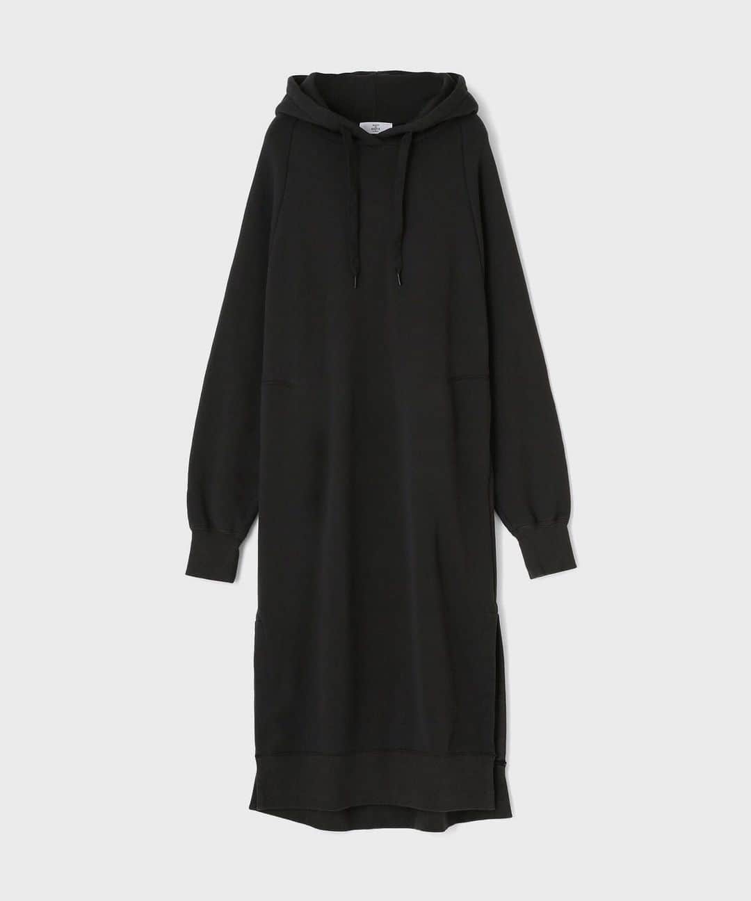 のインスタグラム：「. 【 NEW 】 ◼️Hoodie Dress / @maisondereefur . スタイリング次第でカジュアルにもモードにも表情を変えるフーディドレスです。 . 一枚ではもちろん、レギンスやマキシスカートなど、コーディネートは様々。サイドに入ったスリットが、リラックスした雰囲気の中にも上品な女性らしさを演出します。 軽量でカシミアタッチのミニ裏毛が着心地の良い一着。 . 【 展開店舗 】 国内全店舗 . #maisondereefur #new #autumn #winter #2019aw #メゾンドリーファー #秋冬コレクション」