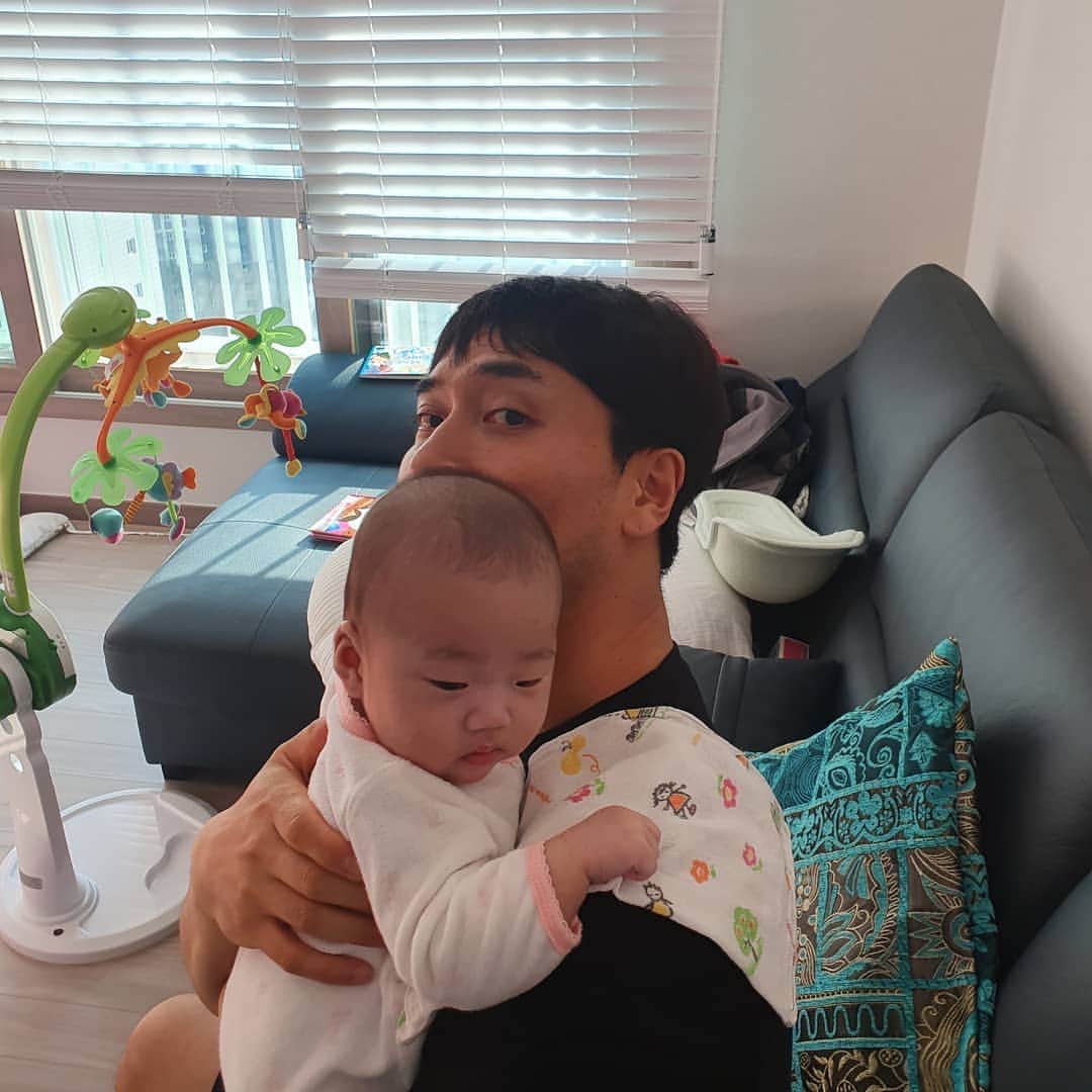 パク・ジュヒョンのインスタグラム：「바로 옆 동에 천사같은 공주님이 살고 계신다.」