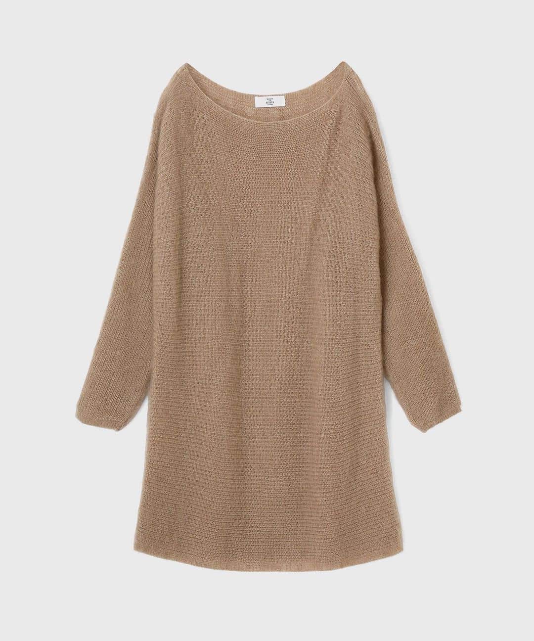 のインスタグラム：「. 【 NEW 】 ◼️Mohair Tunic Knit / @maisondereefur . 深みのあるニュアンスカラーがきれいなモヘヤのロングニット。 ゆったりとしたシルエットと、襟から袖まで続けて編んでいる作りがストレスフリーな着心地。 . ボトムはスリムでもマキシスカート等ボリュームのあるアイテムでも何にでも合わせやすいので、秋冬に活躍すること間違いなしの一着です。 . 【 展開店舗 】 国内全店舗 . #maisondereefur #new #autum #winter #2019aw #knit #メゾンドリーファー #秋冬コレクション #ニット」