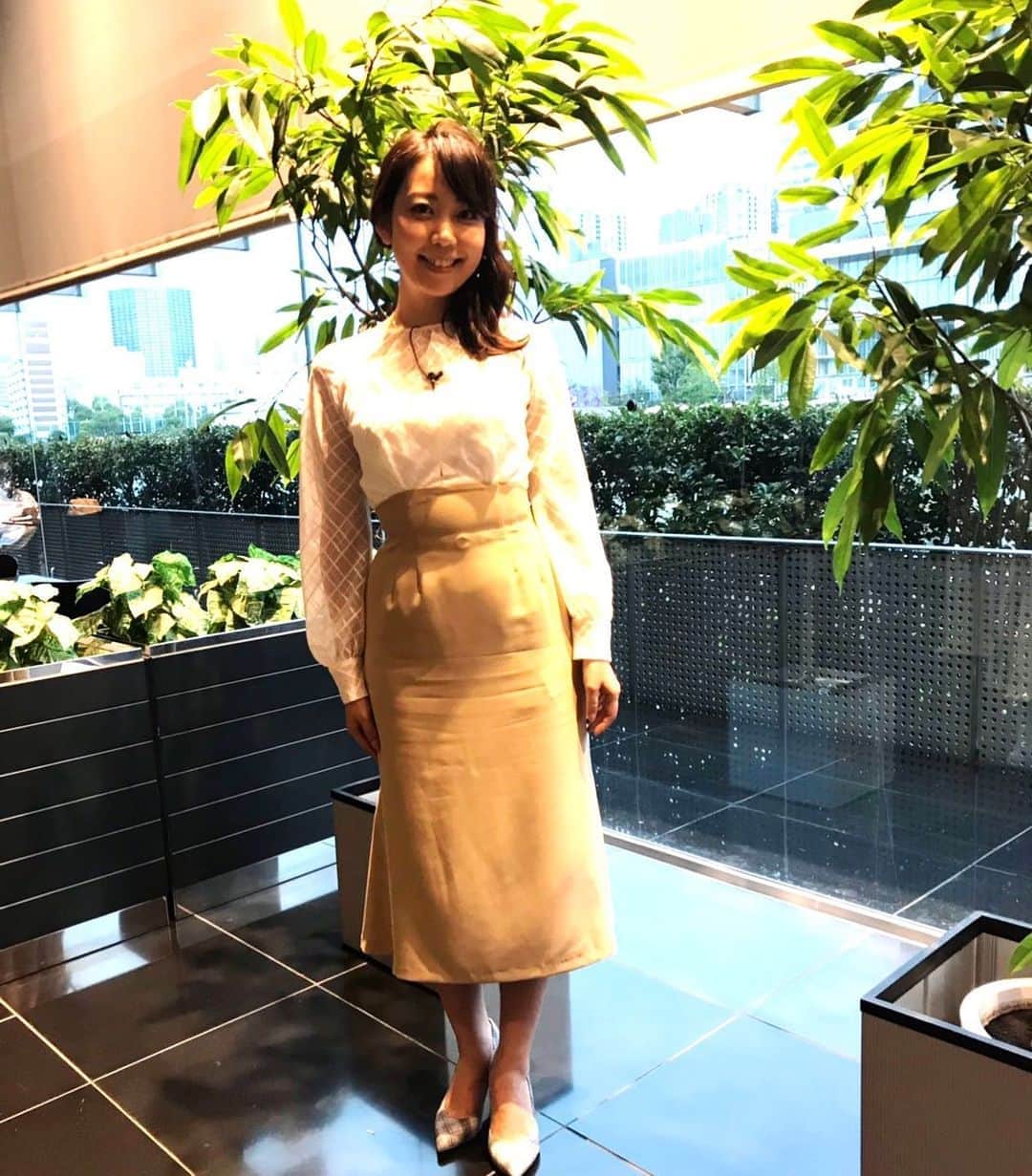 須黒清華のインスタグラム：「たくさんの誕生日メッセージ、有難うございました✨✨ また新たな気持ちで、一年頑張っていきます😊 . 台風19号の影響で、だんだん雨風が強くなってきましたね💦 私も、食料などを買い込み、家の外にある傘☂️を全て中にしまいました。 倒れそうなものや外にある自転車など、しっかり対策をして、できる限り外に出ないようにして命を守ってくださいね‼︎ あと、外にいるワンちゃんネコちゃんも家の中に入れてくださいー🐶 . 対策が終わったら、夜9時からはアド街ック天国の放送あります〜🎶笑 今日は「浦和」です。 . 不安な一夜になると思いますが、少しでも明るい気持ちになって頂けたら… と思います。 #アド街ック天国 #浦和 衣装は#celford #セルフォード  #台風対策 しっかりやりましょうね‼︎ 皆さん、お気をつけて‼︎ あまり被害が出ませんように…」