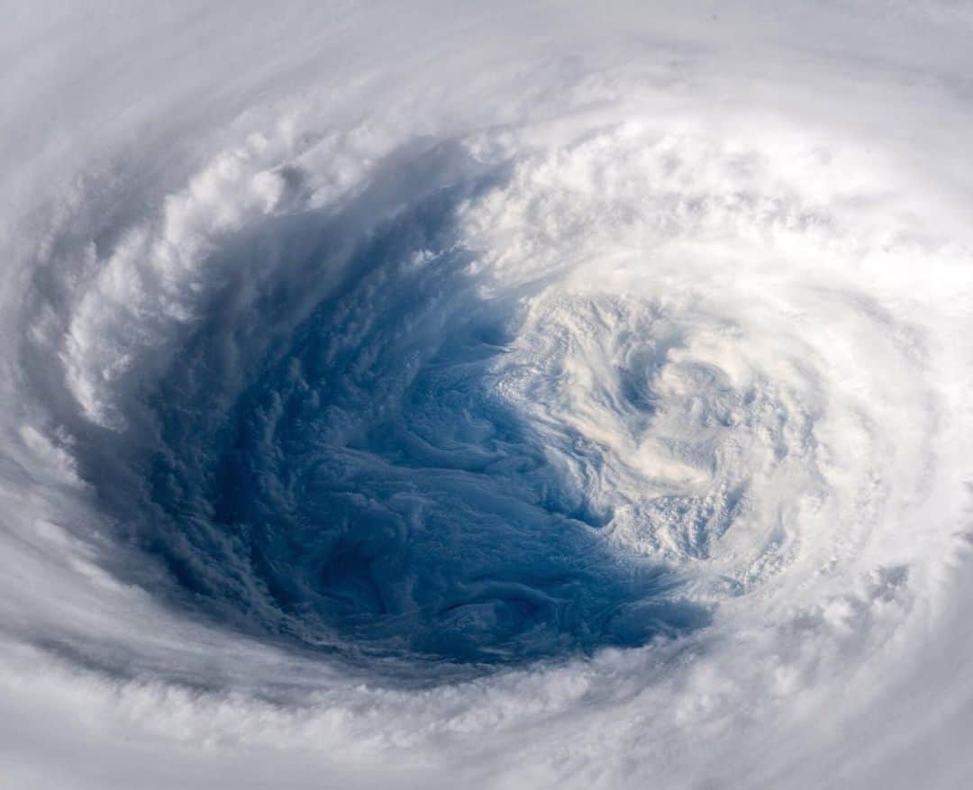 中川友里さんのインスタグラム写真 - (中川友里Instagram)「こんな地球に住み着いてる巨大なドラゴン🐉みたいな台風どうやって対処したらいいの、、！ 外がどんどん荒れてきたよう😵😮😧😦😰みんな気をつけてね、！🥺😭🌪💫みんな無事でありますように🥺🌹」10月12日 14時01分 - darayunya