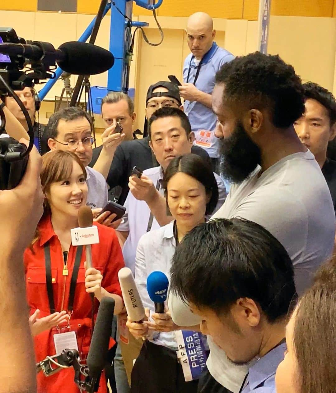 メロディー・モリタさんのインスタグラム写真 - (メロディー・モリタInstagram)「Interviewed @NBA Commissioner Adam Silver and players courtside at the Japan Games 2019!🏀✨ Swipe😊⬅️ Both games were extremely close which made all the fans get up on their feet and break out chants. The Japan Games concluded with a win from each team, giving the Japanese fans the best gift they were waiting for all these years.☺️ On the other hand, when I observed the players' bench during the game (as my media seat was right next to them), I saw many of them look up and across the arena and smile seeing how lively and ecstatic the crowd was. Thank you NBA, the players, and everyone who worked endless hours to make many peoples' dream become a reality.🙏✨ * During the interviews, the players shared "Japan is one of the most beautiful countries in the world with such kindhearted people. I'll definitely be back in Tokyo next year for the Olympics." When I had the greatest honor of interviewing the Commissioner, he mentioned, "Sixteen years has flown by since the last Japan Games, and we should not let that happen again." Therefore, I truly hope and look forward to another Japan Games in the very near future. Now it's time for us to get ready for the 2019-2020 NBA season, beginning on 10/22!😄🙌🔥 * 16年ぶりに行われたジャパンゲームズは、NBAの新しい時代を感じ大盛り上がりの中、ラプターズ１勝、ロケッツ１勝という結果で幕を閉じました！👏 * コートサイドNBA選手インタビューでは、「日本は美しい国で、人も思いやりがある。オリンピックで必ず東京に帰ってくる」と宣言してくれた選手も✨ * アダム・シルバー コミッショナーにインタビューをさせて頂いた際、「ジャパンゲームが16年も空いたなんて、あってはならないこと」と語っておられましたので、また近い将来、日本でNBAジャパンゲームが開催されることを期待しつつ、現地10月22日から始まるレギュラーシーズンで更に更に盛り上がりましょう‼️😄 日本からの温かい応援を引き続きどうぞ宜しくお願いします。 #NBA #JapanGames #NBAJapanGames #NBARakuten #Raptors #Rockets #MelodeeinJapan #melodeemoritainterviews」10月12日 14時03分 - melodeemorita