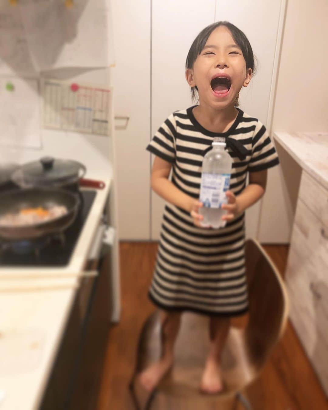 みきママさんのインスタグラム写真 - (みきママInstagram)「【上海焼ききそばです〜！！】. . . . . . . ランチは上海焼きそばにしました！！オイスターソースがきいて、シンプルなのにめちゃうまです！！. . . . . . . . みんな、テレビに夢中で、何も言ってくれません。味はどうなんだ？. . . . . . 杏ちゃん「ハートちゃん、みっけ。」ってさ。. . . . . . . 雨がすごい。お茶を沢山用意したり、台風の準備をしました。今日は家の掃除をして過ごすか。. . . . #上海焼きそば #ランチ #chowmein #lomein #stirfried #noodles #fnceats」10月12日 14時10分 - mikimama_official