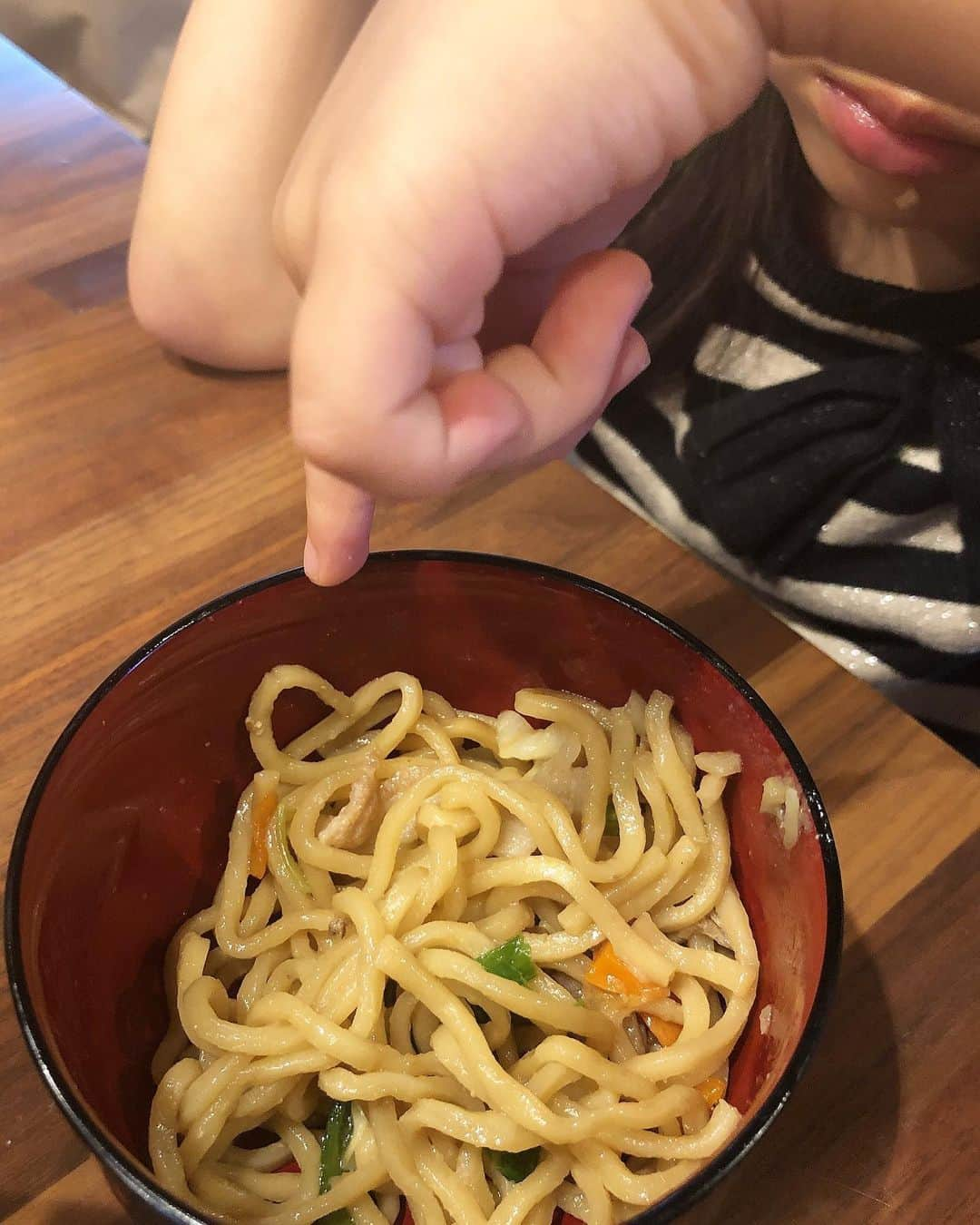 みきママさんのインスタグラム写真 - (みきママInstagram)「【上海焼ききそばです〜！！】. . . . . . . ランチは上海焼きそばにしました！！オイスターソースがきいて、シンプルなのにめちゃうまです！！. . . . . . . . みんな、テレビに夢中で、何も言ってくれません。味はどうなんだ？. . . . . . 杏ちゃん「ハートちゃん、みっけ。」ってさ。. . . . . . . 雨がすごい。お茶を沢山用意したり、台風の準備をしました。今日は家の掃除をして過ごすか。. . . . #上海焼きそば #ランチ #chowmein #lomein #stirfried #noodles #fnceats」10月12日 14時10分 - mikimama_official