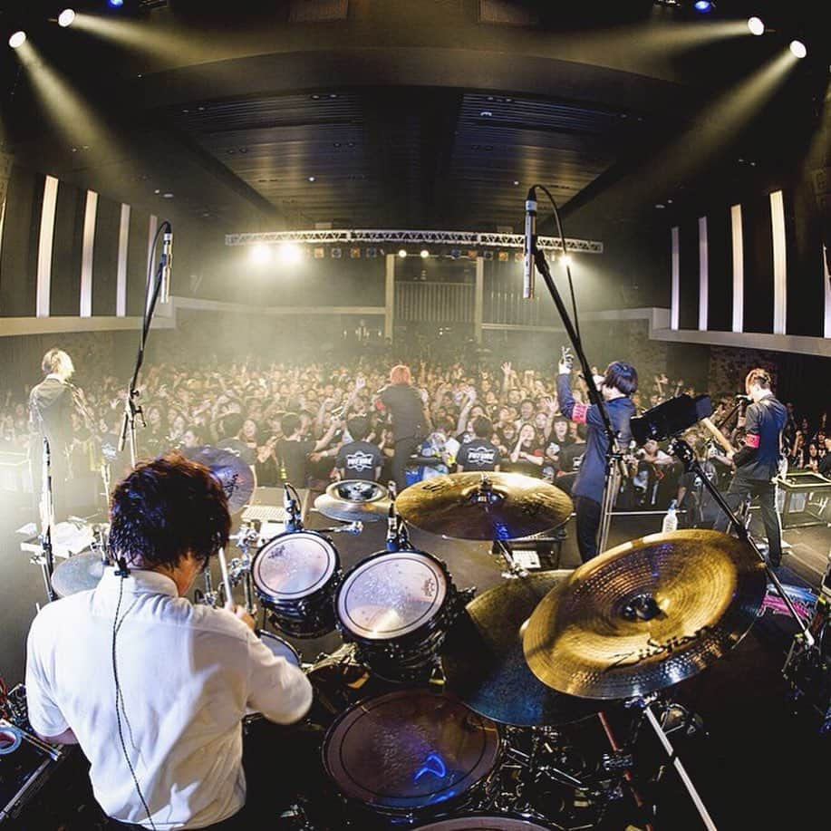 N∀OKIさんのインスタグラム写真 - (N∀OKIInstagram)「20th Anniversary Beginning of the Story We are  ROTTENGRAFFTY  BLUE LIVE HIROSHIMA  底から湧き上がる エネルギー充満  広島  ラスベガス  ありがとうさん  行脚は まだまだつづく  写真 @ninjajon  #FearandLoathinginLasVegas #ROTTENGRAFFTY」10月12日 14時24分 - chairoy1945