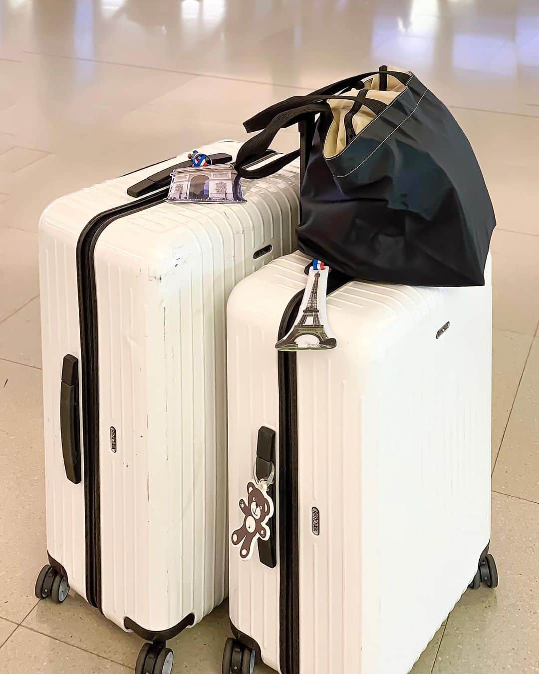 Yukicoさんのインスタグラム写真 - (YukicoInstagram)「‥ エールフランスエコノミーの制限は 1人23kg2個までだったので スーツケース2個🧳で出発🛫  機内には ガイドブックや上着を入れたかったので 20年以上使ってる懐かしのエルベ  ホワイトのスーツケースの汚れは 除光液で簡単に拭き取れるので まったく気にならないんです♡  方面によって スーツケース人気カラーが違うのがおもしろい ヨーロッパはダークカラーが多いですね  スーツケースの破損はピックアップした時点で 必ずチェック☝🏼 旅慣れた人ほど コマの回転具合をチェックしてます 不具合があった場合は その場で申し出し 事故証明をもらうこと𓂃✍︎ 破損の内容によって 航空会社が負担してくれます 保険適用にしても 事故証明をもらうのを忘れずに✧︎ ‥‥‥‥‥‥‥‥‥‥‥‥‥‥‥‥‥‥‥‥‥‥‥‥‥‥‥‥‥‥‥‥‥‥#flatlay#flatlays#flatlayforever#travelbag#travelstagram#travelgram#traveller#travelphotography#travelpics#travelaweson#lifewelltraveled#wonderful_place#livethelittlethings#privatespoonsclub#yukicoinparis#rimowa#旅行コーデ#旅muse」10月12日 14時19分 - yukicolifecom