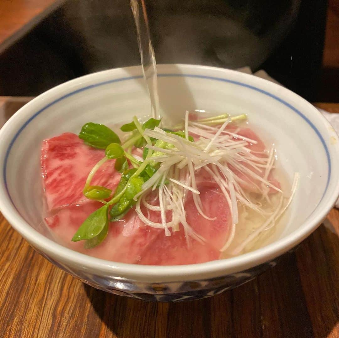 Mika Jimboさんのインスタグラム写真 - (Mika JimboInstagram)「行ったことない焼肉屋さんに行こうってなって恵比寿の#焼肉USON にいきなり突撃。  結論から言うと再来は無い🦖. . . この分厚いタンは美味しかった〜❤️❤️くさみも少なくて美味しくてよかった。  けど、他がちょっと…😭. . . お茶漬けもよろにくをパクってるぽいけど出汁がしょっぱすぎるし、お肉は固すぎる🥺. . . あとカイノミ頼んだけど冷凍肉のせいでスポンジみたいだったよ😭なんで〜😭😭😭. . . 店員さんもいい人だったから申し訳ないけど、もうない。。な😭🔥. . #あくまでも個人の感想です  #焼肉ババア #恵比寿#恵比寿グルメ#恵比寿焼肉#焼肉巡り」10月12日 19時52分 - mikajimbox