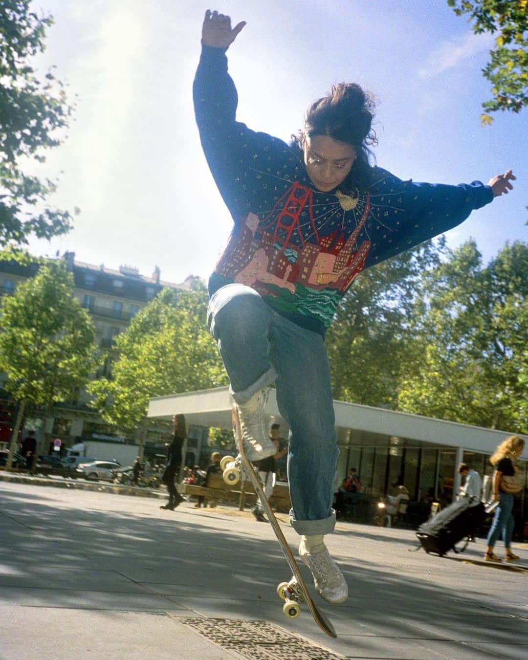 グッチさんのインスタグラム写真 - (グッチInstagram)「Among the protagonists of #GucciGrip is the queer skateboarding project @unityskateboarding, a  Californian group founded in 2017. Unity hosts monthly skate gatherings around the world and the images focus on its Paris skate days. Artwork by @jeffcheung1 from Unity Skateboarding. Discover more through link in bio. @alessandro_michele #AlessandroMichele Photography: @doradiamantdd  @marilouchabertphoto」10月12日 19時53分 - gucci