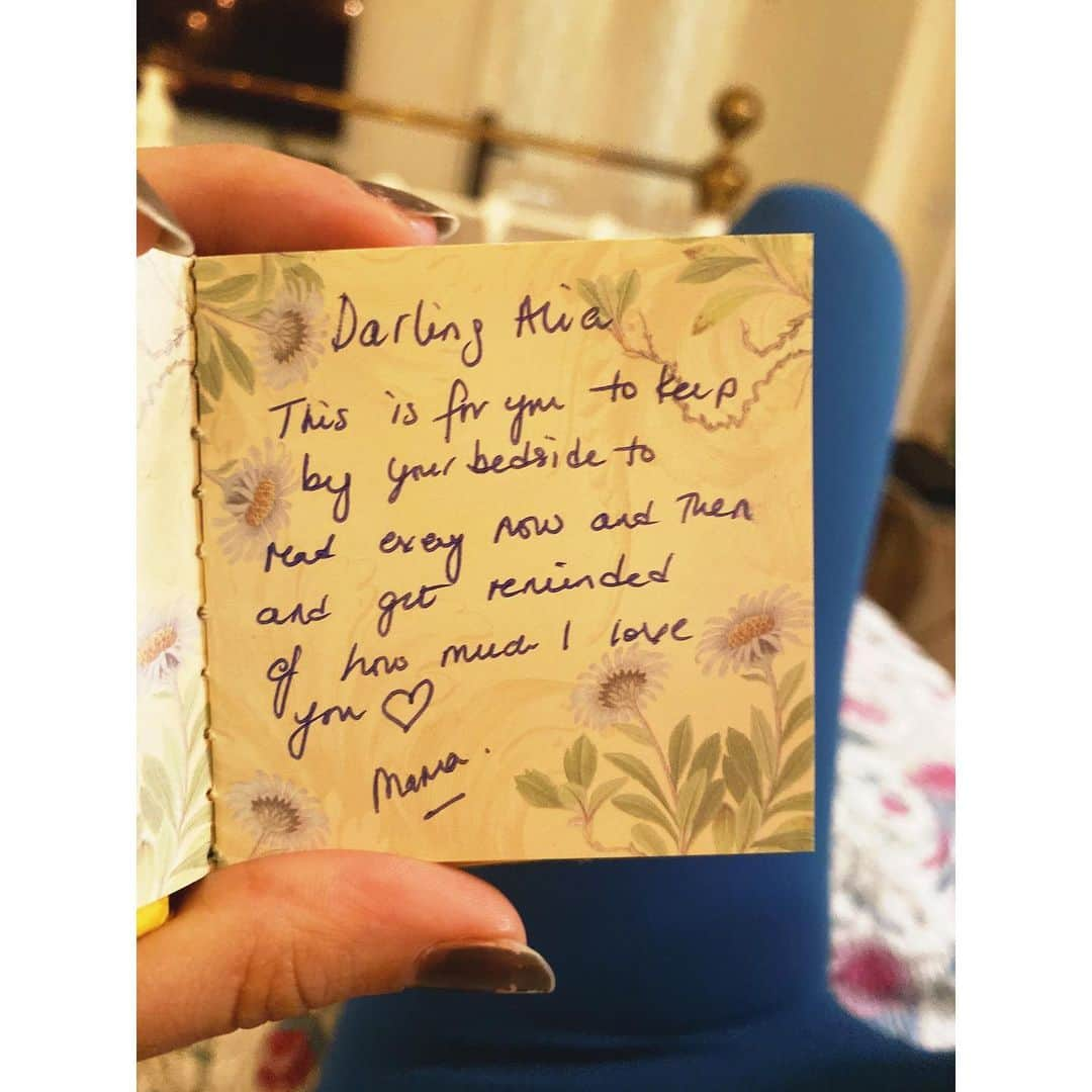 アリア・バットさんのインスタグラム写真 - (アリア・バットInstagram)「One of those days where I miss my mother terribly and find this by my bedside! #mothersjustknow」10月12日 14時34分 - aliaabhatt