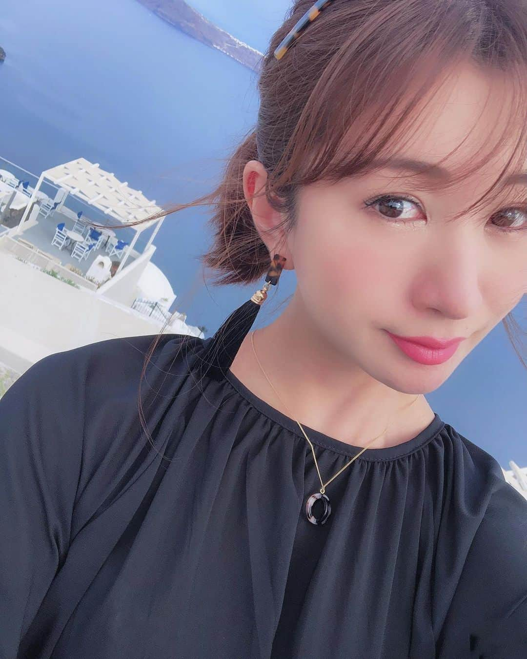 中村江莉香さんのインスタグラム写真 - (中村江莉香Instagram)「#サントリーニ島 #ギリシャ 🇬🇷 #えりか旅行 👗💍 ・ 台風が心配です...😢🌎 ・ #ootd #valmuer #ヴェルムーア 今回の旅は #valmuer_official コーデが続きます👖👚#PR お楽しみに...☀️ アクセサリーは @forget_m_n 新作💎 ・ #アクセサリー撮影 #お洋服撮影 #プロトラベラー #ロープベルトドレス #撮影 #gardenbyvalmuer #インフルエンサー #インスタグラマー #お洋服好きな人と繋がりたい #ディレクター #デザイナー #海外旅行好きな人と繋がりたい #海外旅行 #ヨーロッパ好き #ブラックコーデ #サントリーニパレスホテル #パレスホテル #santorinipalacehotel #ギリシャ料理 #サントリーニ島イア」10月12日 14時50分 - erica_nakamura