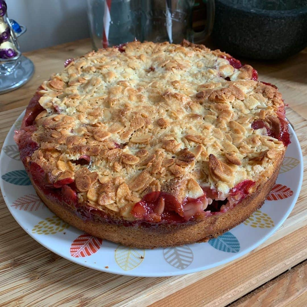 レイチェル・クーさんのインスタグラム写真 - (レイチェル・クーInstagram)「Plum tosca cake and a cuppa tea - the perfect start to any weekend ☕☕ Thanks @donutdave421 for sharing your delicious version of my recipe from #TheLittleSwedishKitchen cookbook 👉 click the Link in bio to get the book⁠ .⁠ .⁠ .⁠ .⁠ .⁠ .⁠ .⁠ .⁠ #RachelKhoo #RachelkhooRecipe #LittleSwedishKitchen #recipe #baking #plum #cake #Swedish #Sweden」10月12日 15時00分 - rachelkhooks