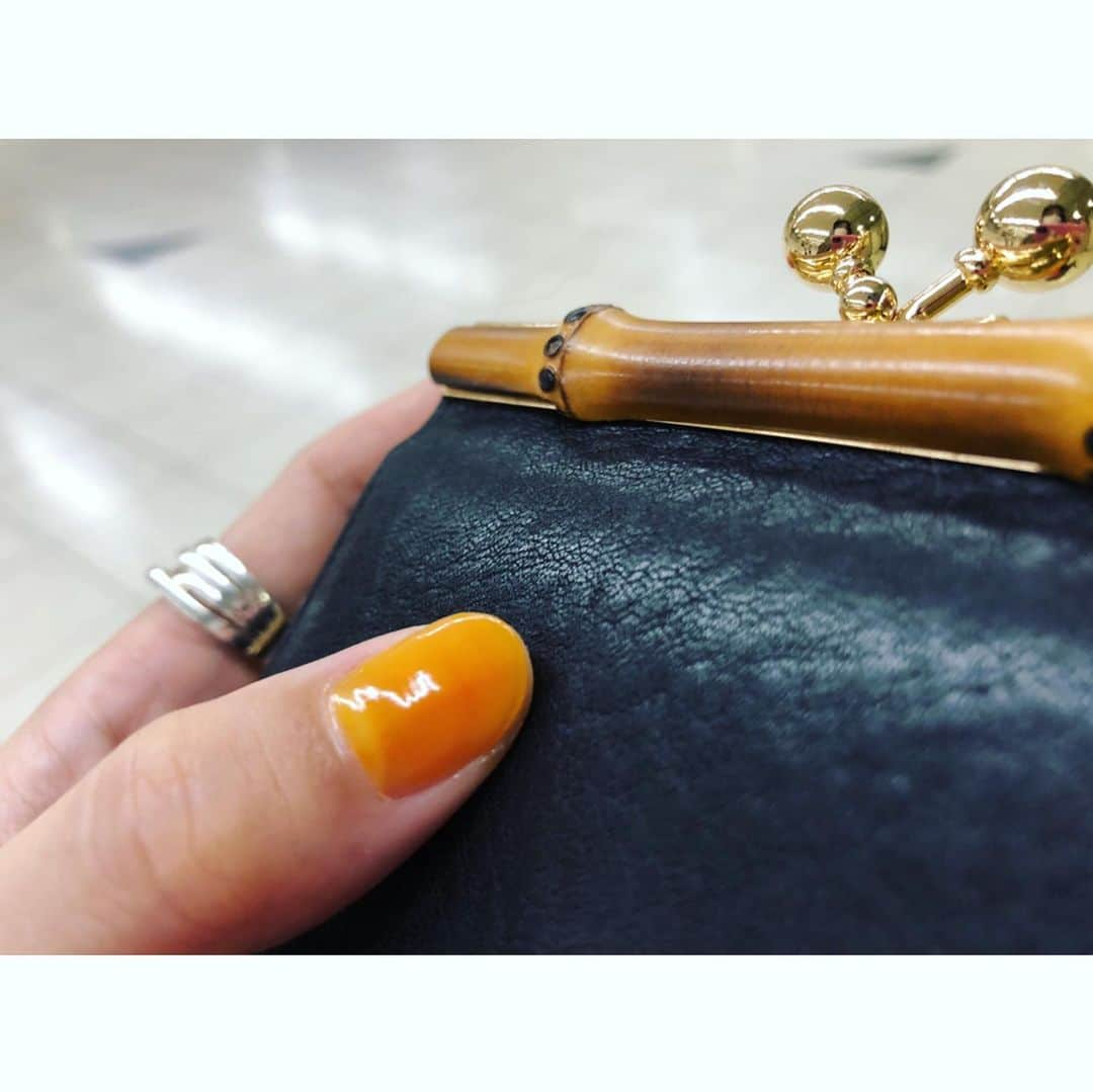 武田訓佳さんのインスタグラム写真 - (武田訓佳Instagram)「・ ・ かき色nail🍂 ・ 姉が欲しがってて まさかのDAISOで見つけてプレゼント🤲🏻 ついでに私もget😋 ・ すぐ取れちゃうかなーと 思ってたけれど 4日経ってもまったく問題なし。 けっこう派手に料理も掃除もしたのに🤔 ・ やはりすごいかもnude…💅 @nudeexperience  ベースコートだけnudeで トップコートも塗ってない😂 ・ ・ 明日から連泊だし、と 塗り替えるか迷い中。 もしかして…まだもつかな？笑 ・ ・ ・ #かき色nail #柿色nail #そう #柿 #かぼちゃじゃないよ #ハロウィンシーズンなのすっかり忘れて塗ってた #🎃 #秋nail #ネイル #セルフネイル  #nude #みんなにオススメしまくってる #まわし者じゃないよ #prでもない #本当に良きもの  #ちなみに #💍 #ete #👛 #pomtata #myfav」10月12日 15時09分 - kunika0117