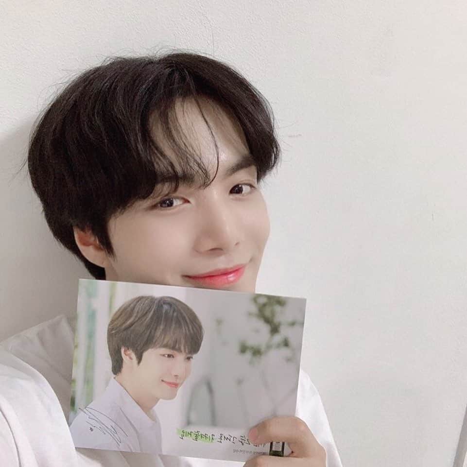 JR のインスタグラム：「쩨알이와 오리진스🌿선물 받았어용~ 감사합니다(🤝) #메가버섯퍼스트에센스 #메가버섯피부장벽세럼 @originskorea」