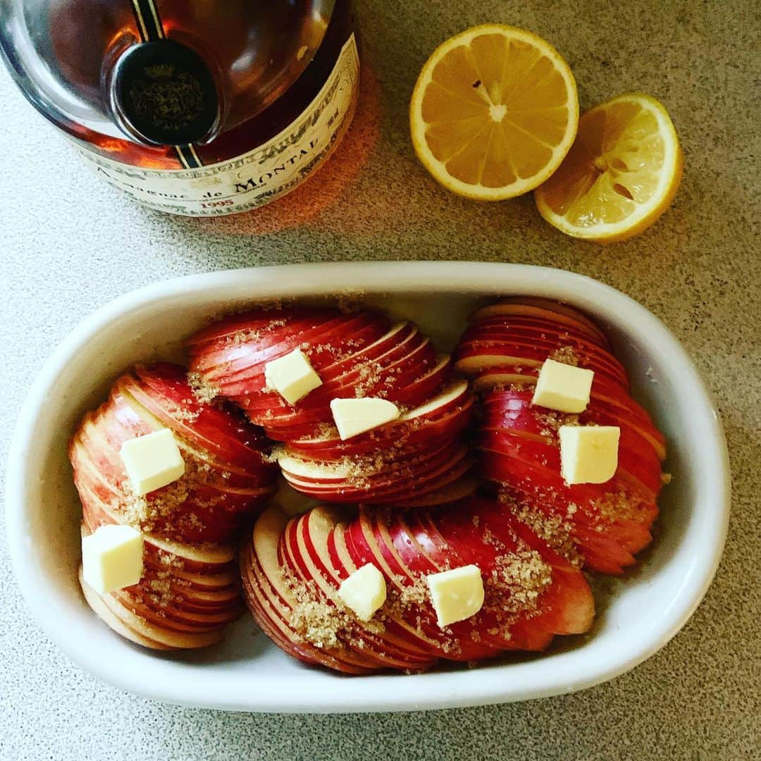 志摩有子さんのインスタグラム写真 - (志摩有子Instagram)「家に籠もっているのでおやつもあるもので。今年初めてのベイクドスライスアップル🍎 薄くスライスして、きび砂糖とバター、コニャックやラム酒などを振りかけてオーブンで焼くだけ。　@likelikekitchen  で習った簡単美味しいレシピ。詳しいレシピは　#予約の取れない料理教室ライクライクキッチンおいしいの作り方　より。 #ベイクドスライスアップル #おやつタイム #ついに外でサイレン鳴り出した😱 #こんなこと初めて #台風19号」10月12日 15時40分 - ariko418