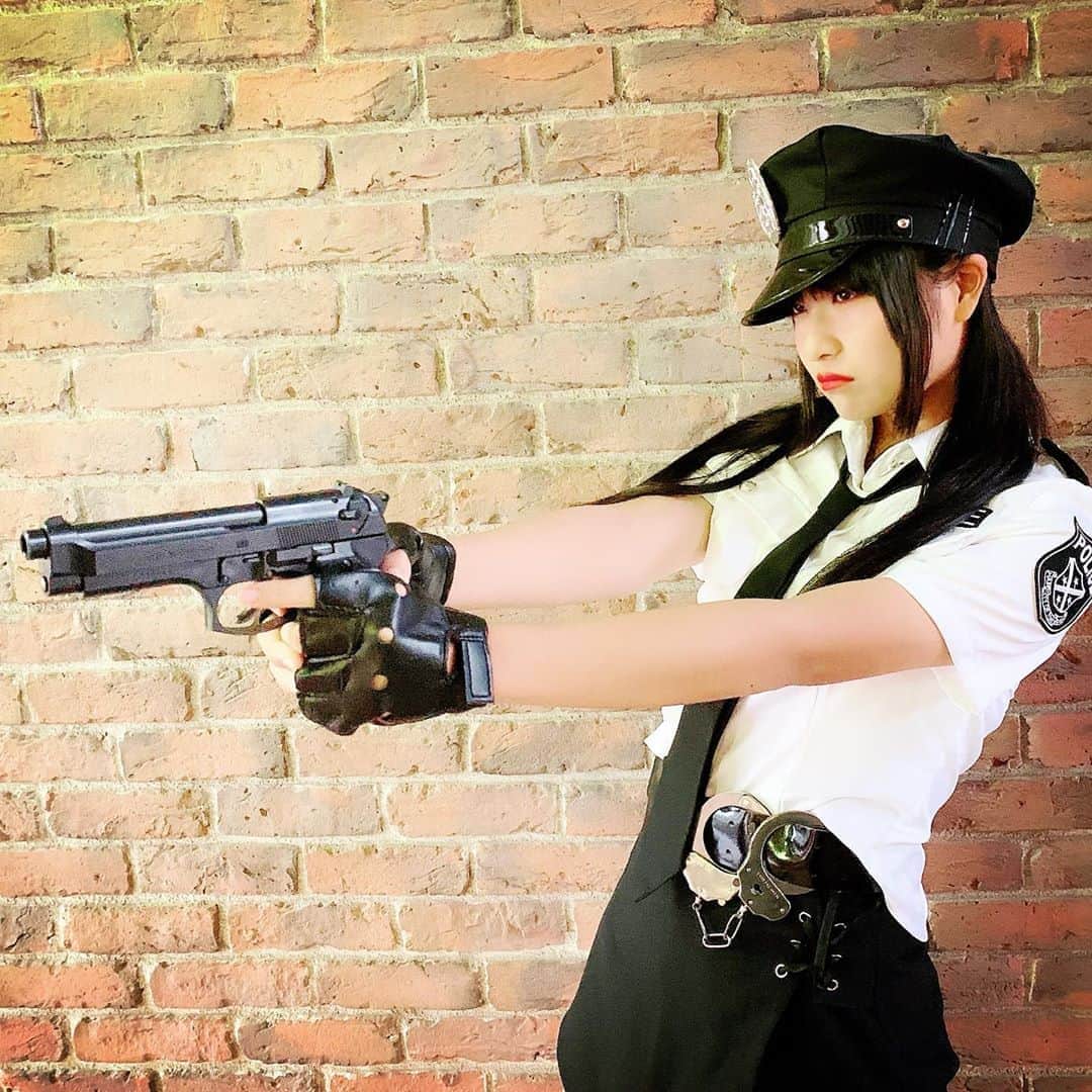 りりりのインスタグラム：「🎃Happy Halloween!!2019🎃  何着るか悩んだんやけど、ポリスにしました🚨🚨 去年よりめちゃくちゃ身長伸びました⸜(* ॑꒳ ॑* )⸝⋆* たくさんの人に大きくなったね！って動画見てもらってうれしい😆😆 niconicoとYouTubeで別バージョンなのでよかったら両方見てね🥺🙏 ・ ・ #りりり #ハロウィン #コスプレ #ポリス #踊ってみた #happyhalloween #思春期 #成長期 #成長中 #チェキも撮ったよ #大阪ニコこれで着ようかな」